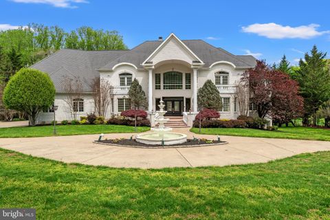 Photo of 10521 Alloway Dr, POTOMAC, MD 20854 (MLS # MDMC2176872)