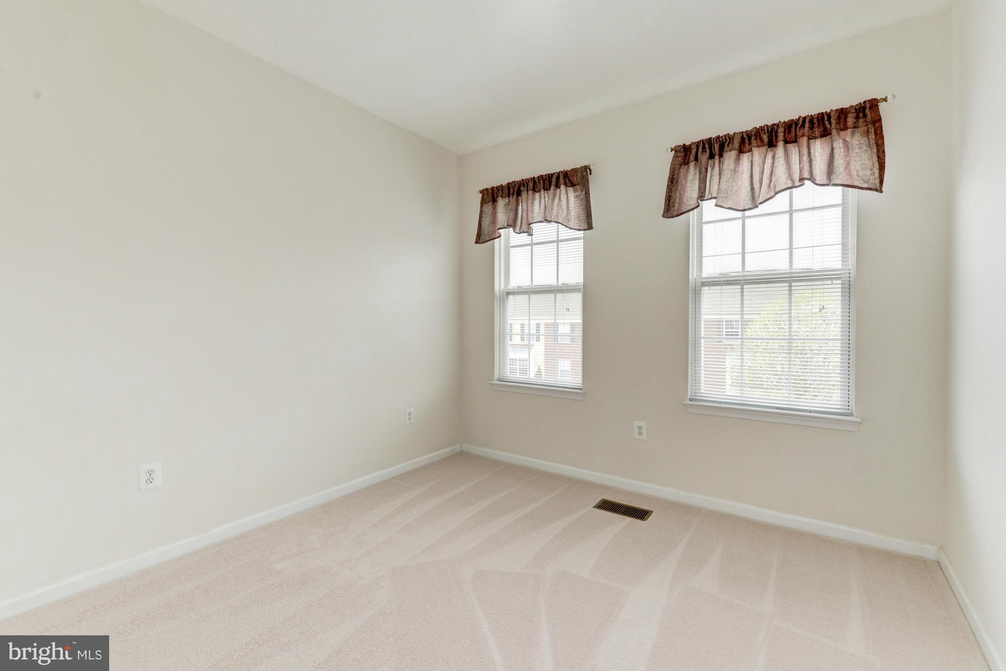 AUTUMN CHASE HUNT - Residential