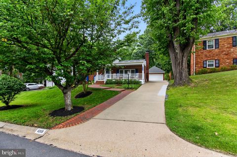 Photo of 6209 Redwing Court, BETHESDA, MD 20817 (MLS # MDMC2207128)