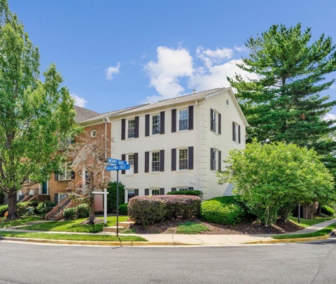 Townhouse For Rent - 2000 Gallows Tree Lane<br/> VIENNA, VA 22182