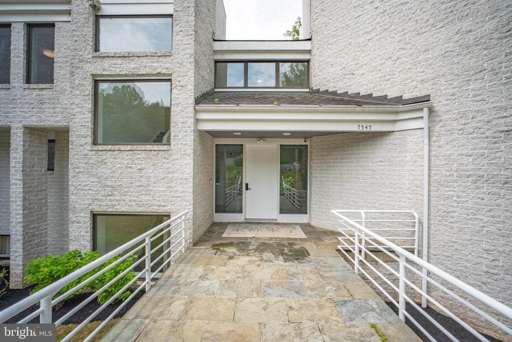 Photo of 7545 Potomac Fall Road, MCLEAN, VA 22102 (MLS # VAFX2324446)