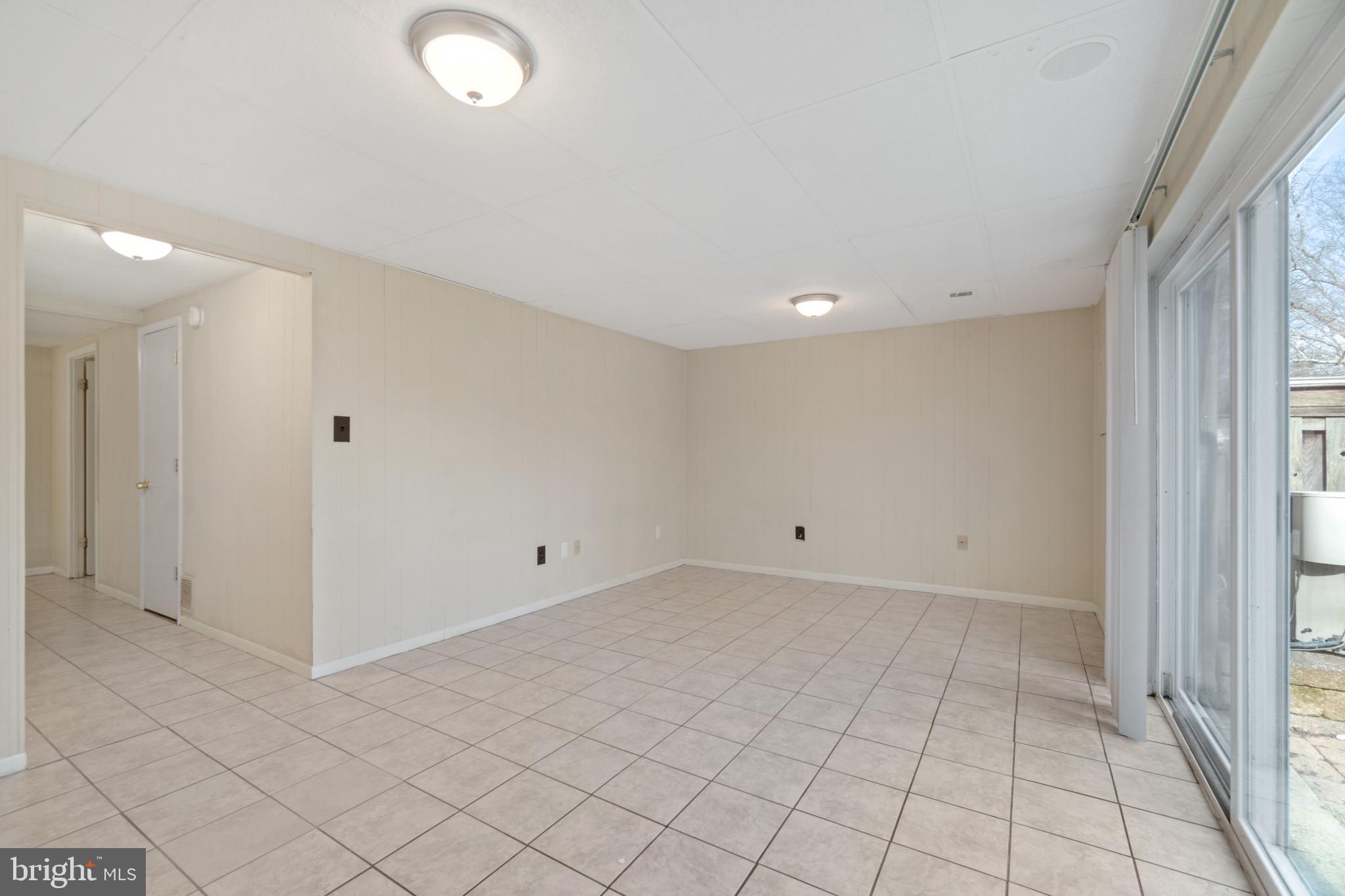 CROFTON SQUARE - Residential Lease