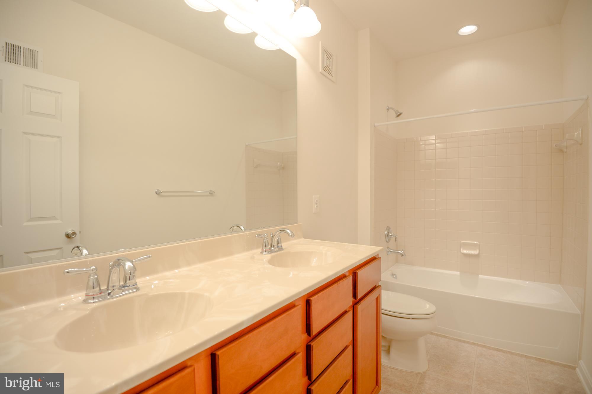 RESIDENCES AT DULLES PRK - Residential Lease