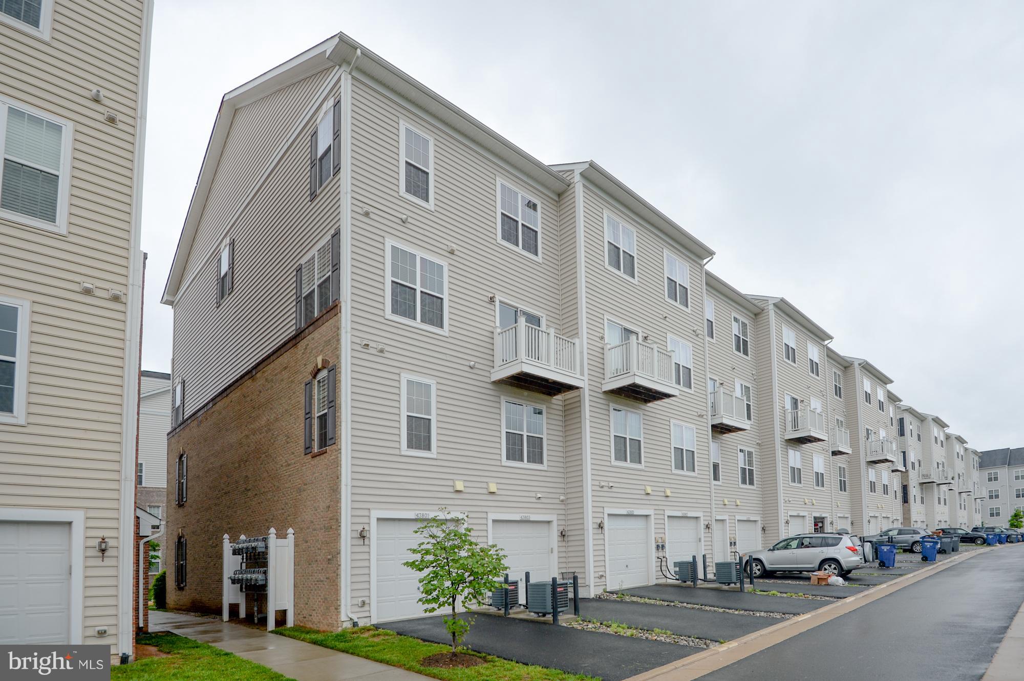 RESIDENCES AT DULLES PRK - Residential Lease