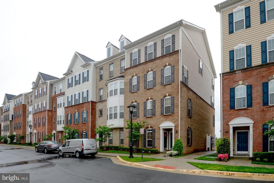 Pristine spacious end unit TH (2684 sq ft) w/ sizable master & walk in closets. Laundry room in upper lvl. Open layout w/ gourmet double oven, granite counter, gourmet eat in kitchn, stainless steel appl bright w/ lots of natural sunlight. Close proximity to gas station, Starbucks, daycare, movie theater, retail shops. Easy access to Greenway. No pets please.