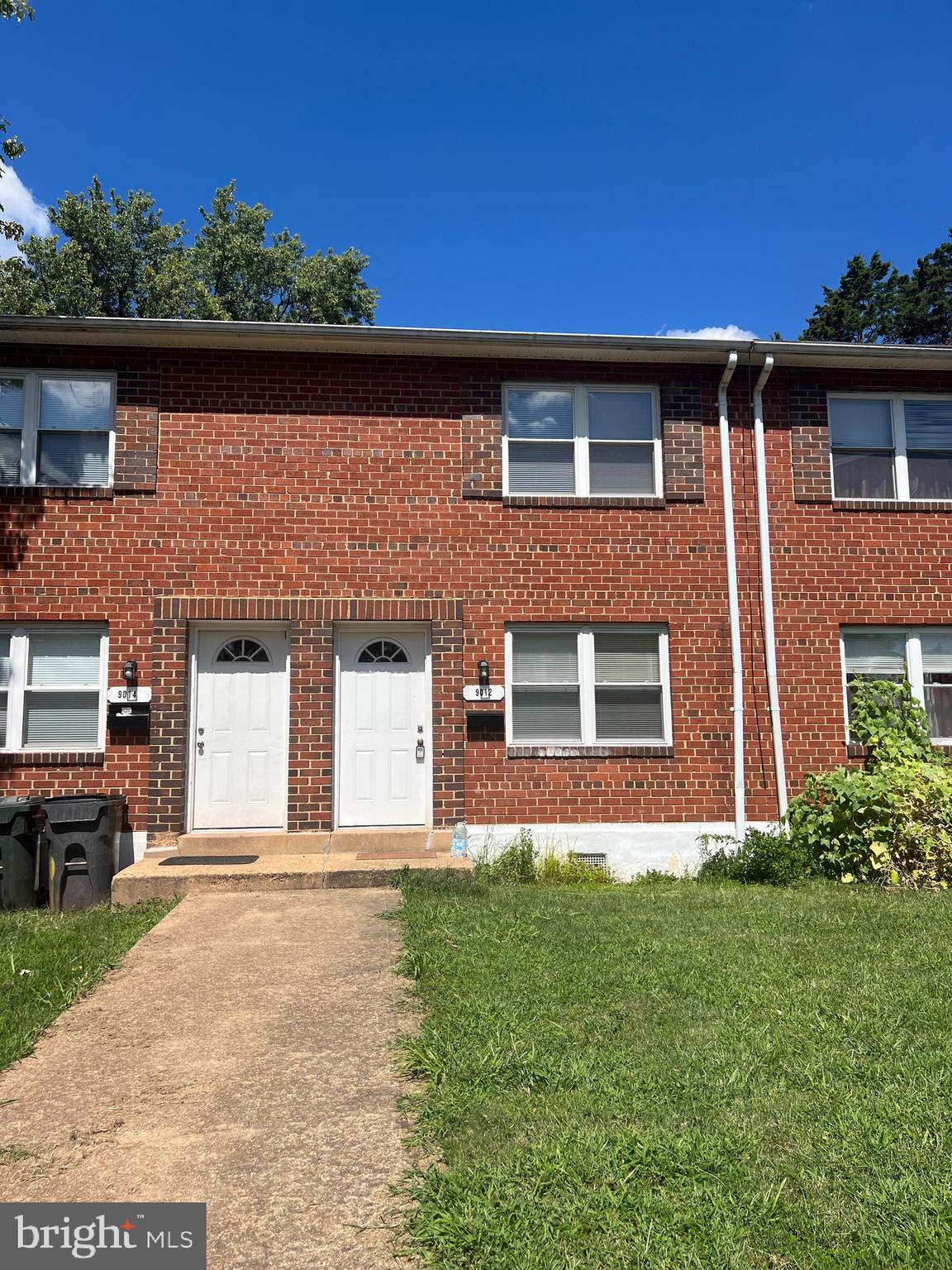 Charming 2 bedroom 1 bath townhouse in the heart of Historic Old Town Manassas. Close to VRE and walking distance to restaurants, shops and entertainment.
