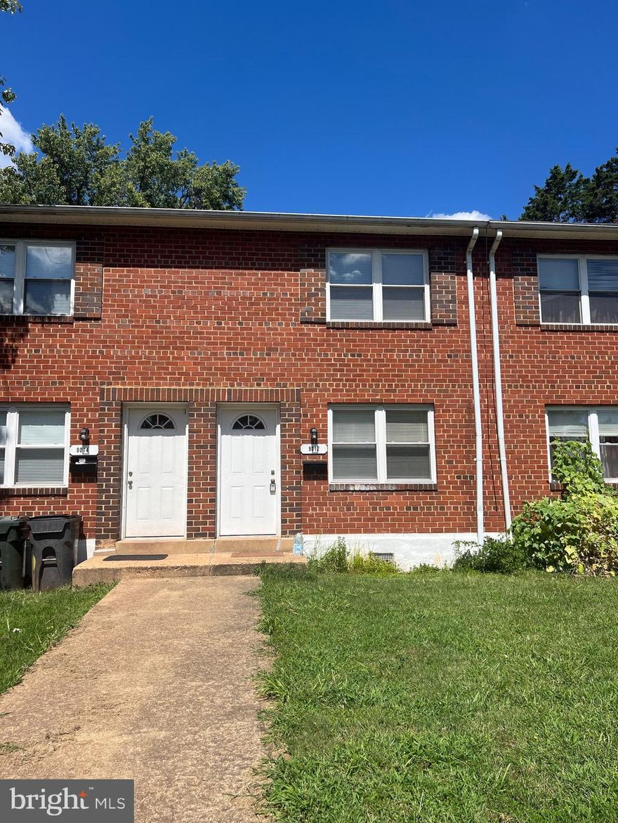 Charming 2 bedroom 1 bath townhouse in the heart of Historic Old Town Manassas.  Close to VRE and walking distance to restaurants, shops and entertainment.