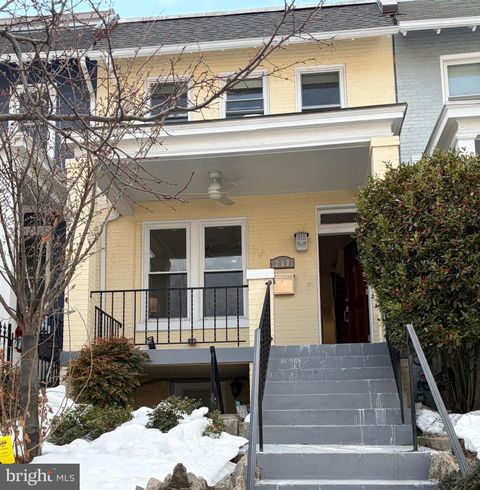 Photo of 237 16th Street SE, WASHINGTON, DC 20003 (MLS # DCDC2245108)