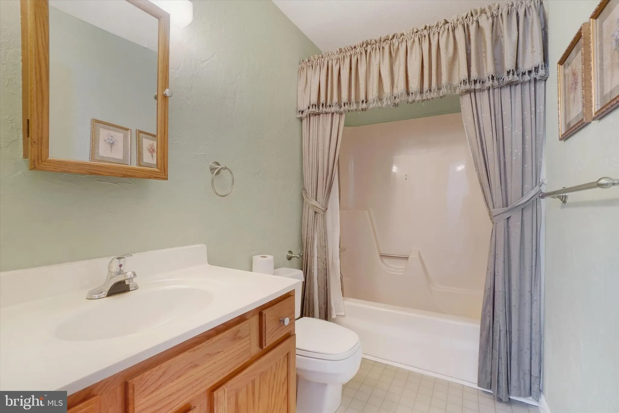 York, Pennsylvania 17408, United States, 2 Bedrooms Bedrooms, ,2 BathroomsBathrooms,Residential,Pending,78137