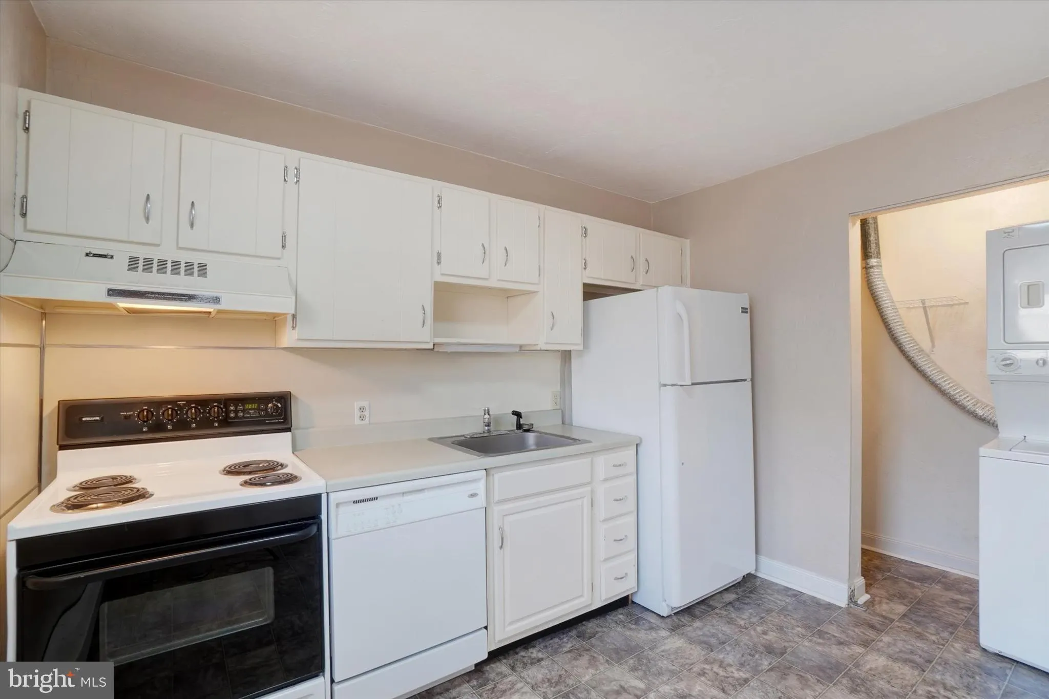 York, Pennsylvania 17408, United States, 2 Bedrooms Bedrooms, ,2 BathroomsBathrooms,Residential,Pending,78137