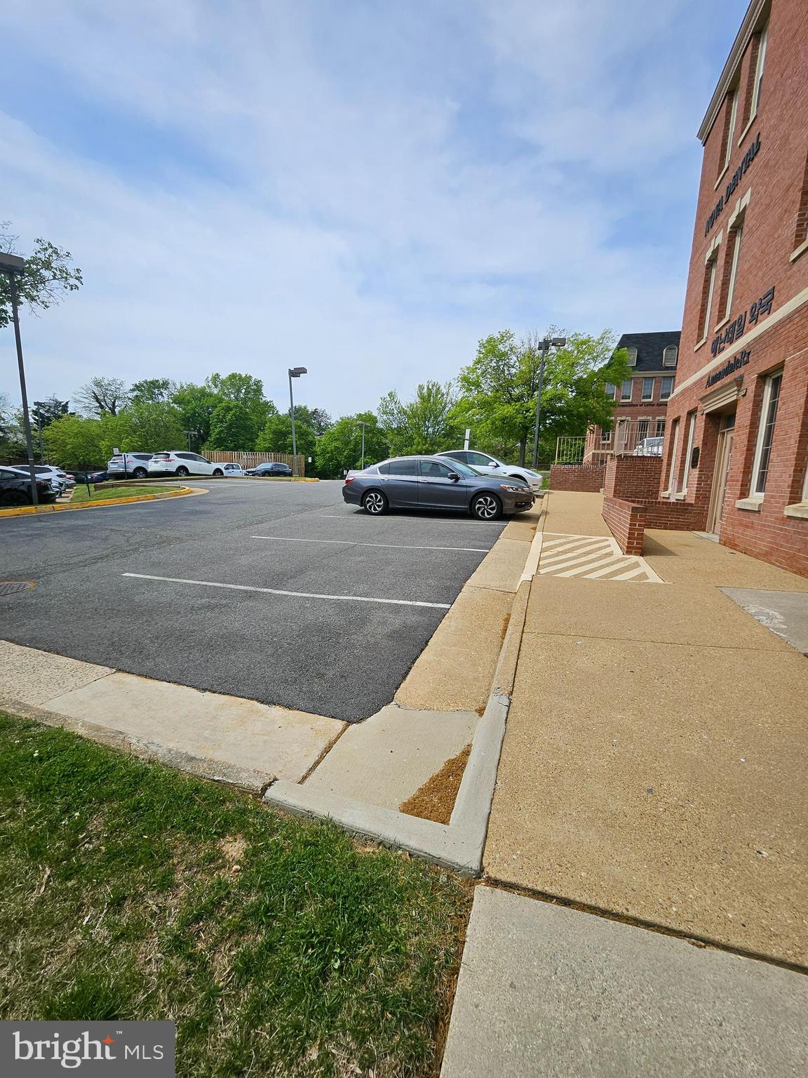 EVERGREEN OFFICE - Commercial Lease