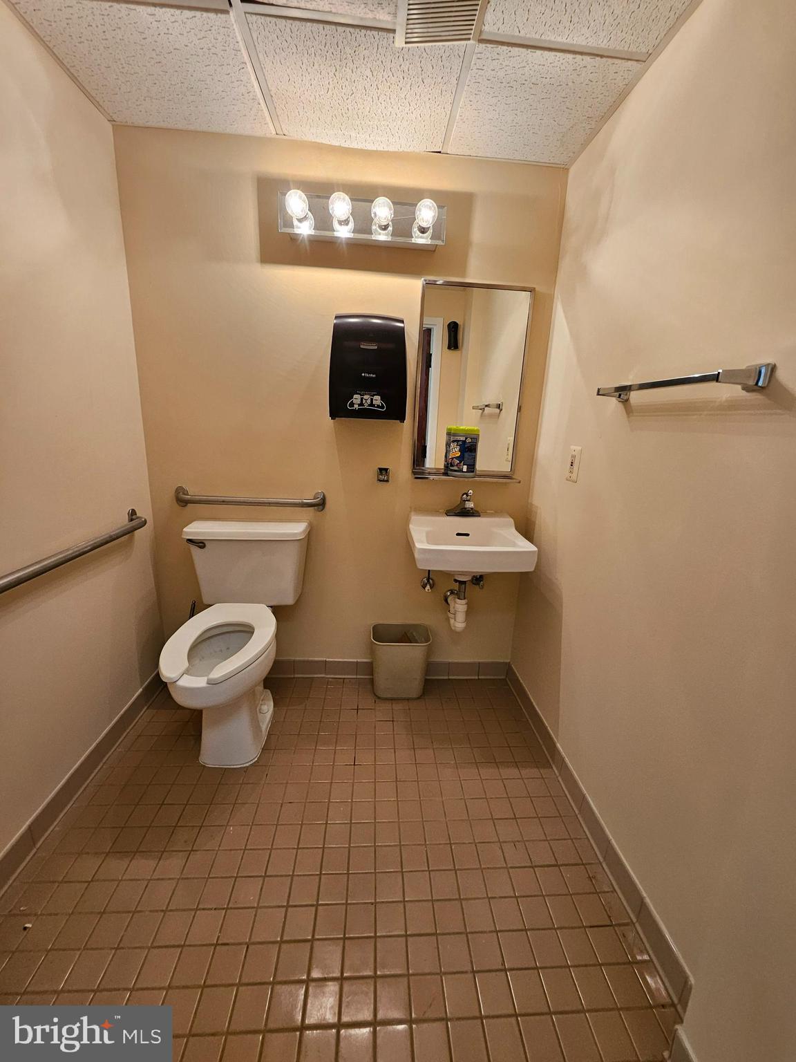 EVERGREEN OFFICE - Commercial Lease