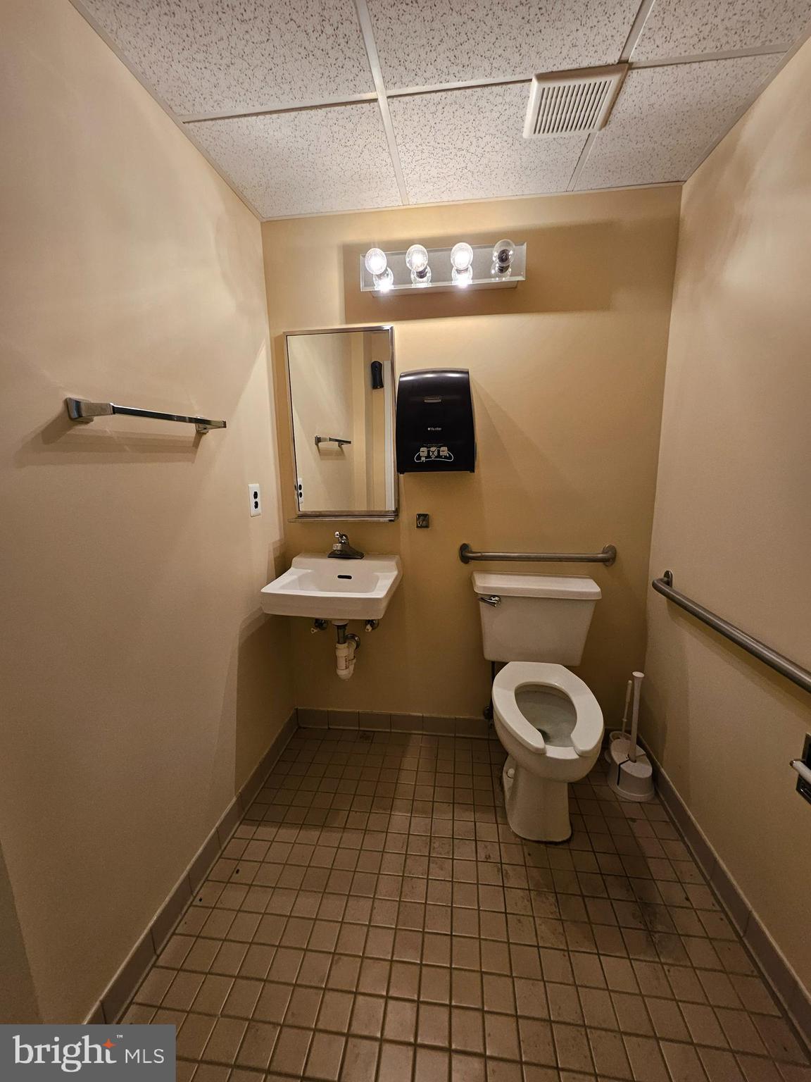 EVERGREEN OFFICE - Commercial Lease