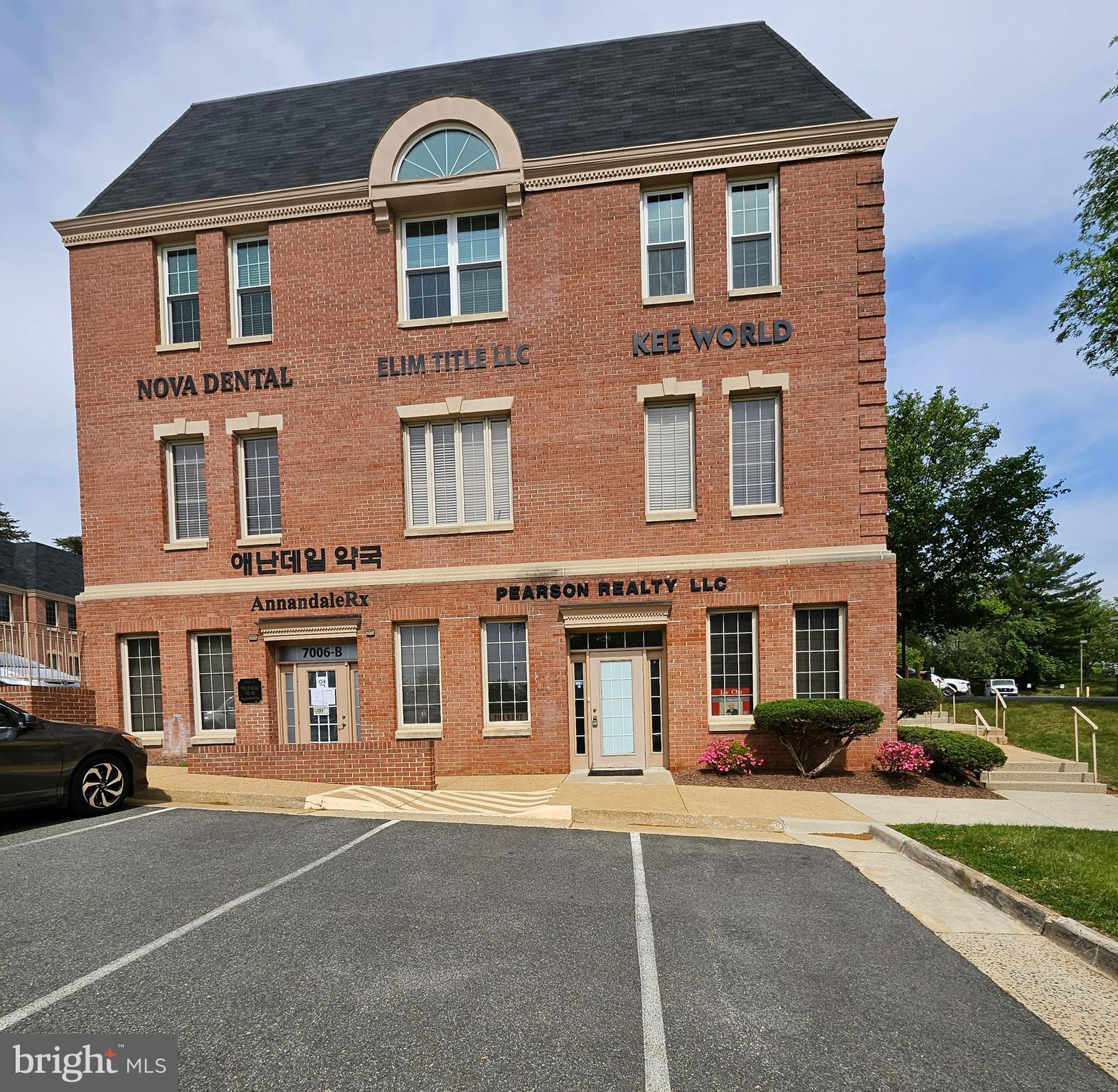 EVERGREEN OFFICE - Commercial Lease