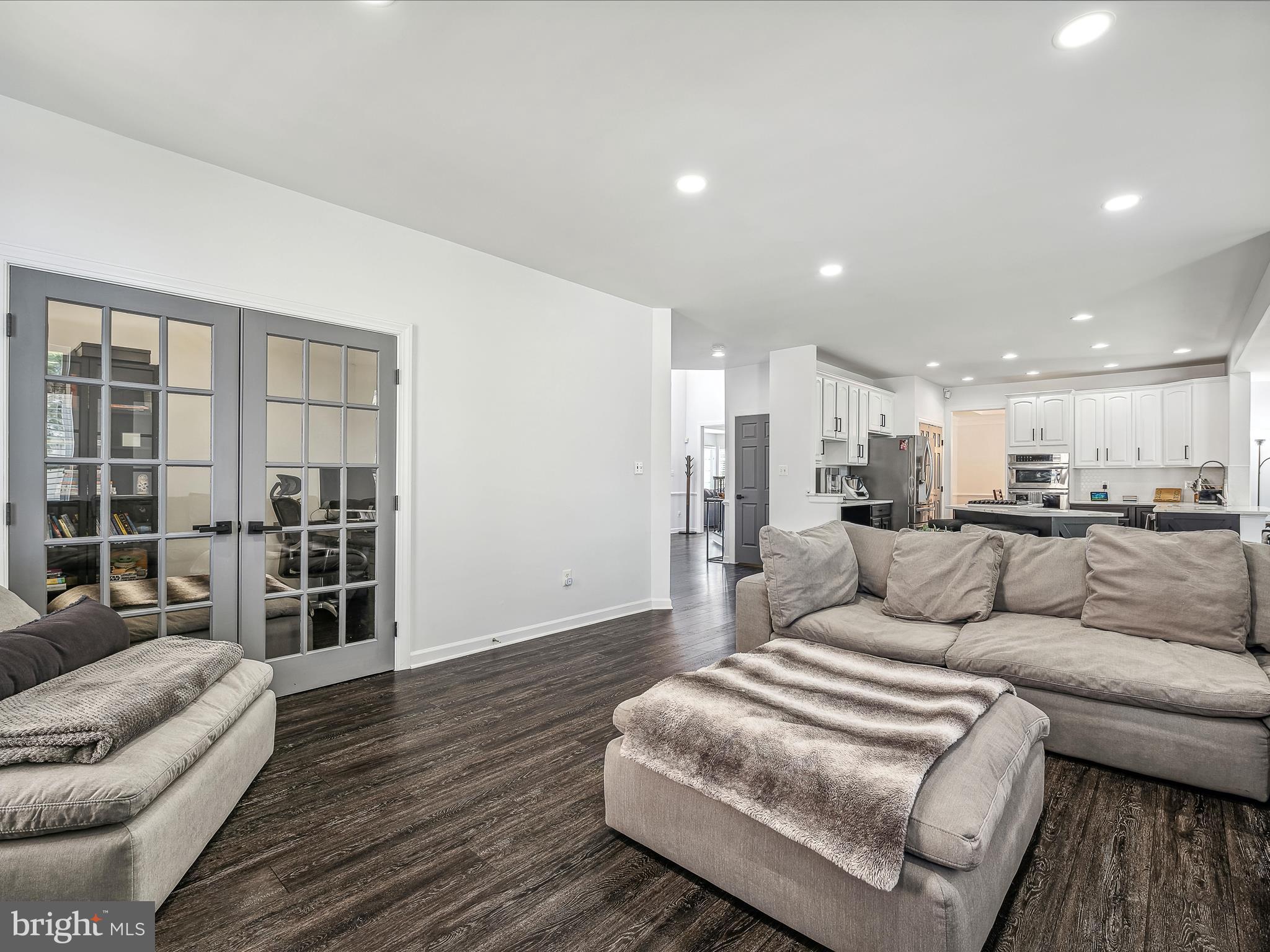 VILLAGE OF WASHINGTON TRAIL - Residential