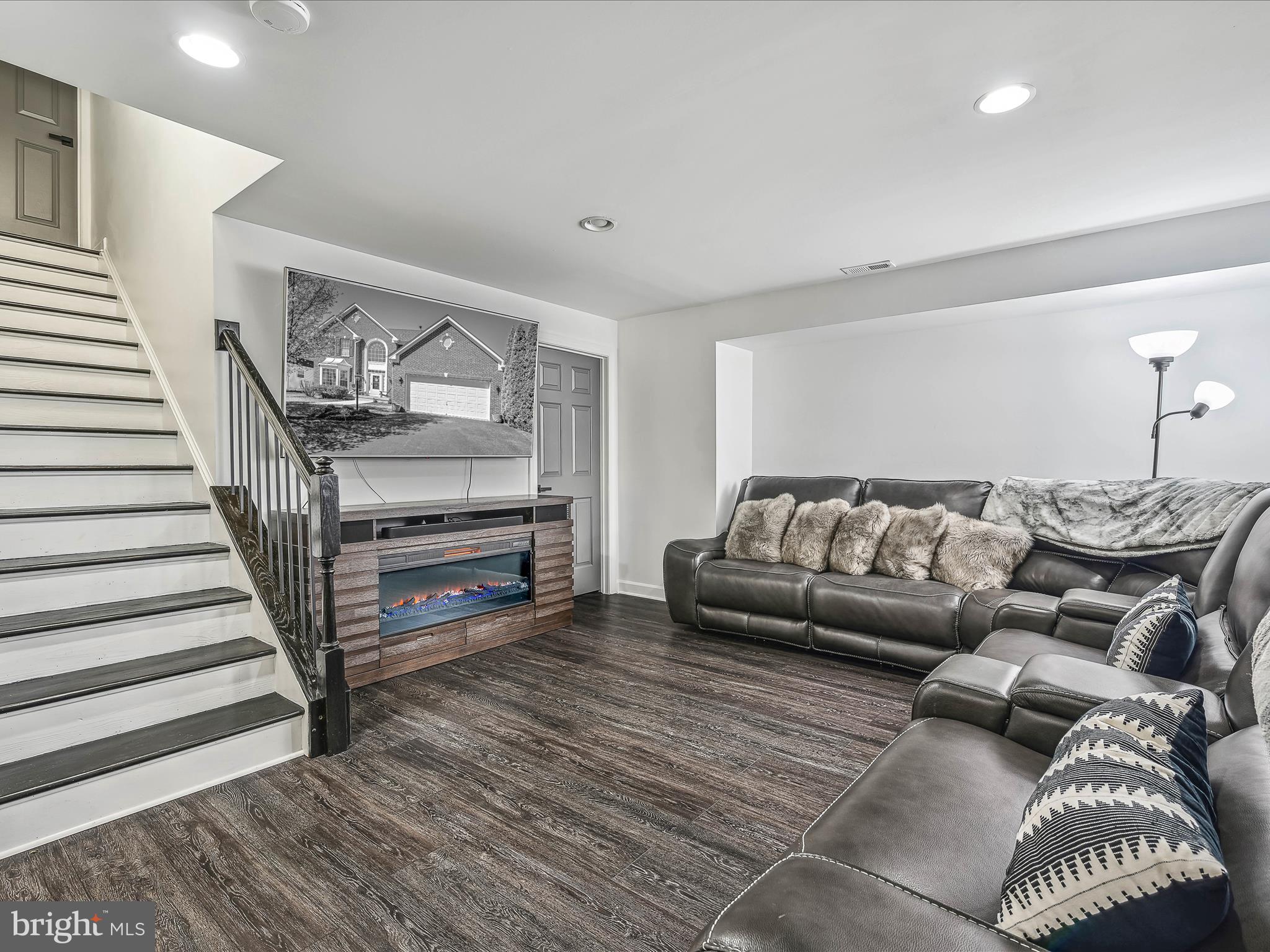 VILLAGE OF WASHINGTON TRAIL - Residential