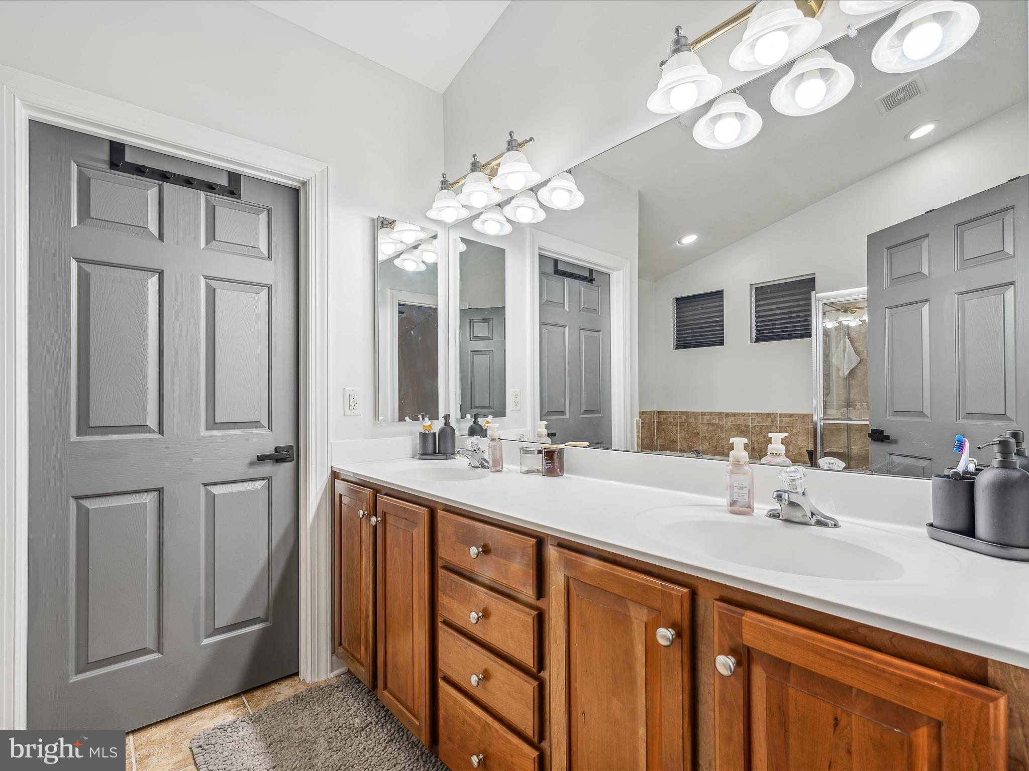 VILLAGE OF WASHINGTON TRAIL - Residential