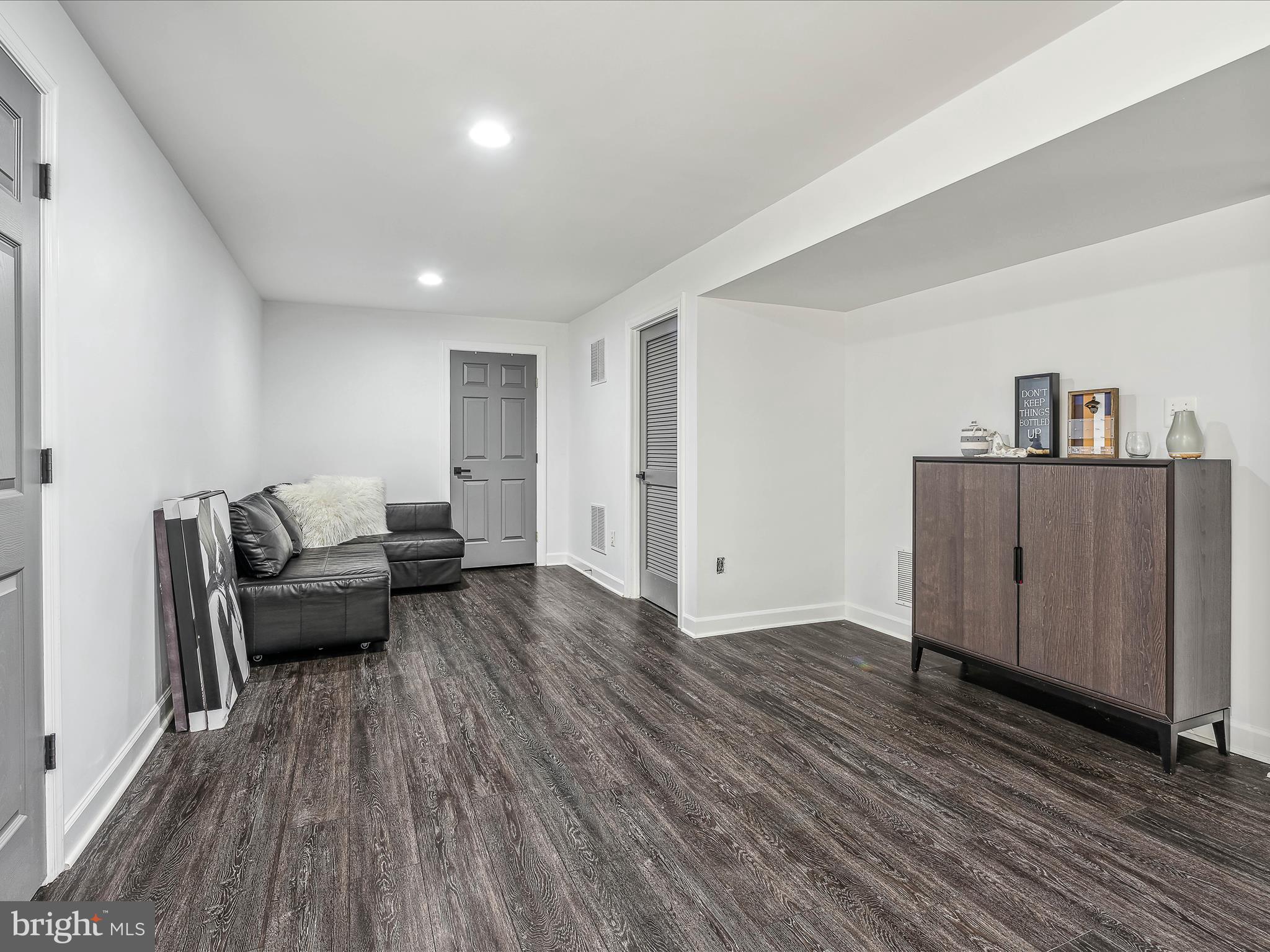 VILLAGE OF WASHINGTON TRAIL - Residential