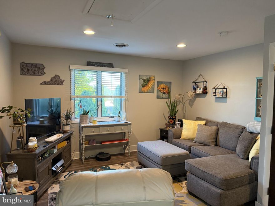 Very nice 2 Bedroom Apartment, second floor,  All Stainless steel Appliances included.  Granite Counter Tops.  Located just 2 miles north of Gettysburg. No Pets.  Water/Sewer estimate per Quarter $175.