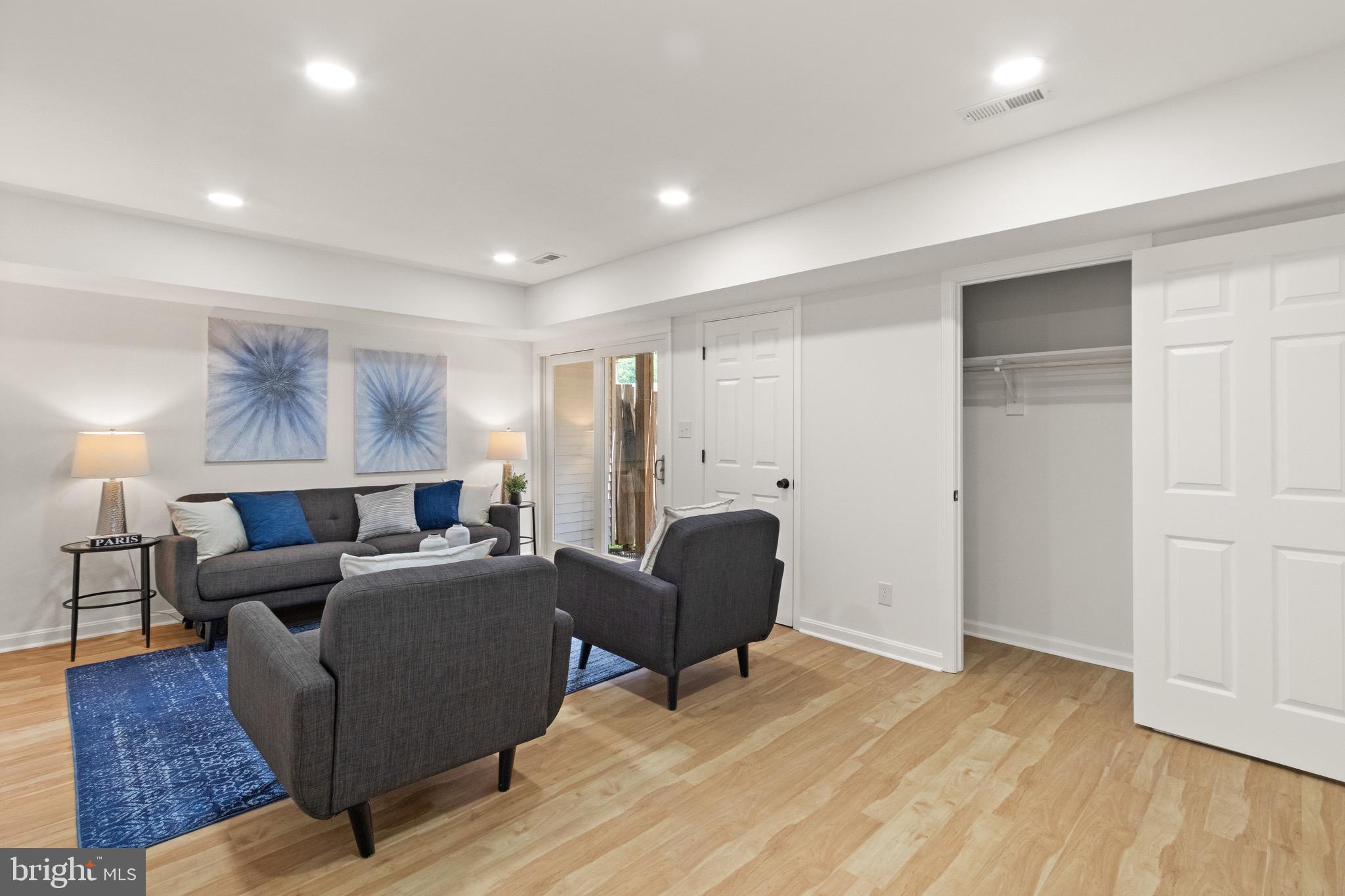 SPRING KNOLL - Residential