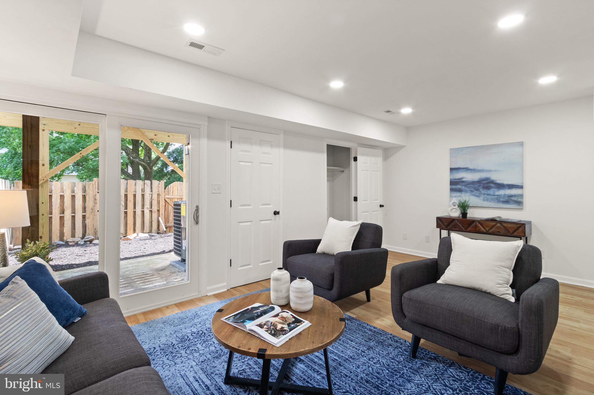 SPRING KNOLL - Residential