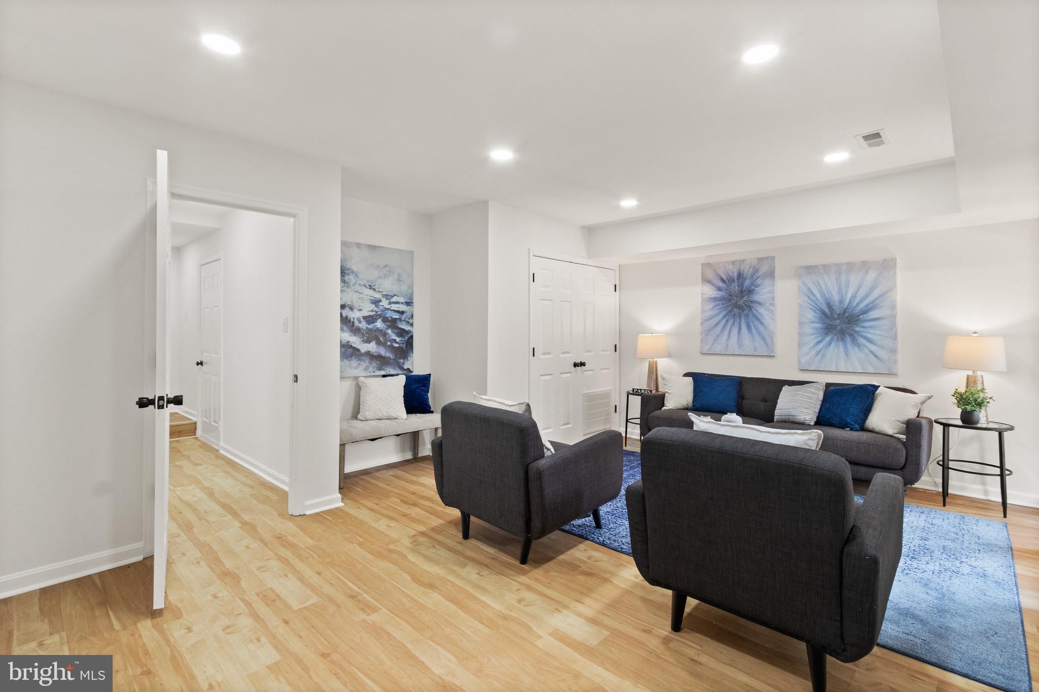 SPRING KNOLL - Residential