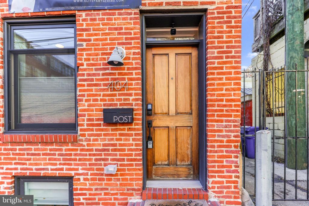 Photo of 404 S Castle Street, BALTIMORE, MD 21231 (MLS # MDBA2188754)