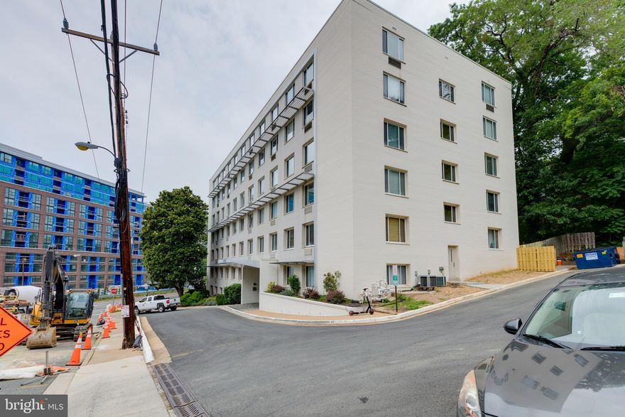 Immaculate Studio! All utilities included! Walk score 79. Located on Arlington Blvd between Rosslyn and Courthouse Metro. Bright and spacious modern urban living. Updated kitchen with ss appliances - gas stove, granite counters.  Renovated bathroom & hardwood floors. Lots of closet space plus extra-storage, parking space, bike room, exercise room and roof deck.