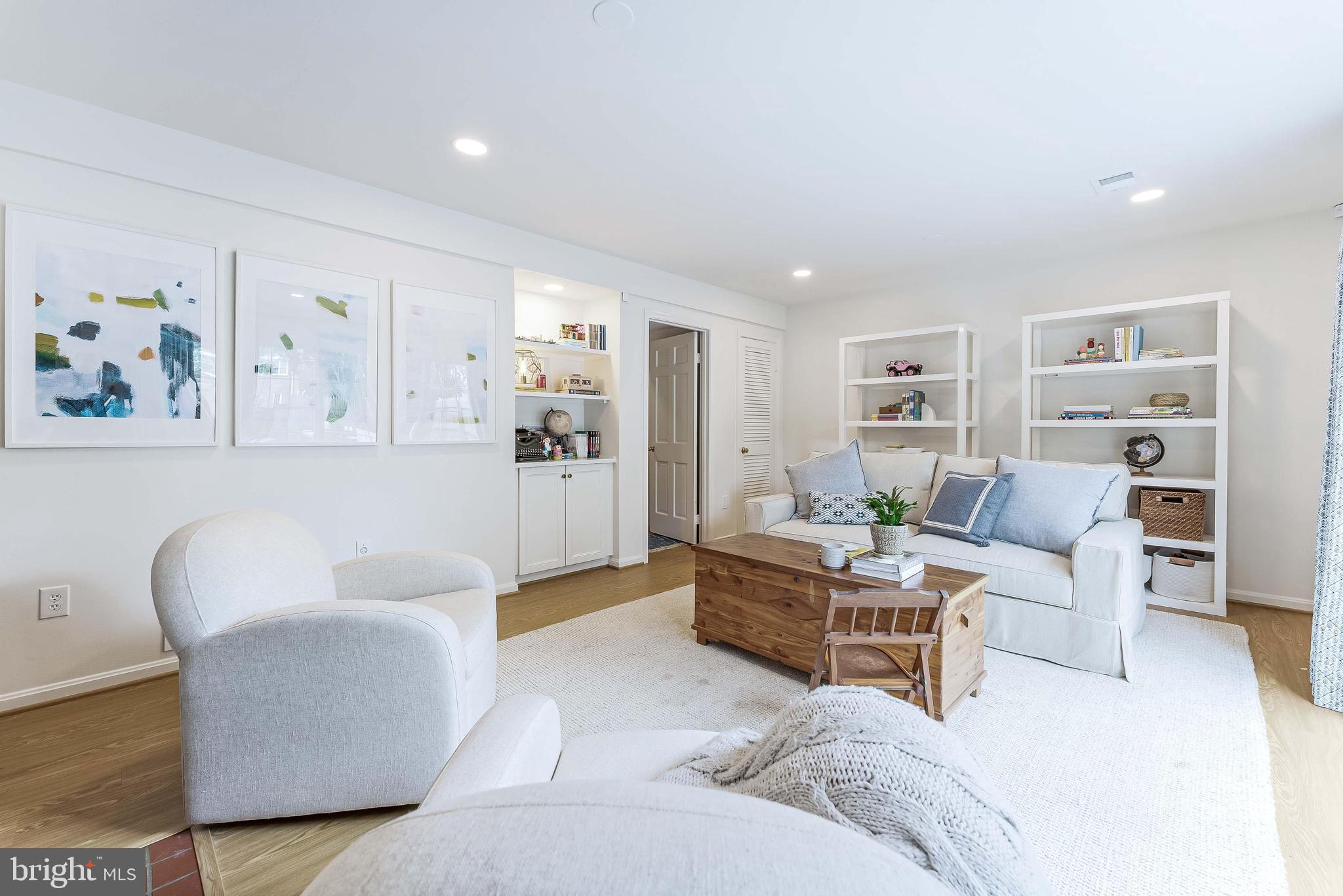 KINGS MANOR - Residential