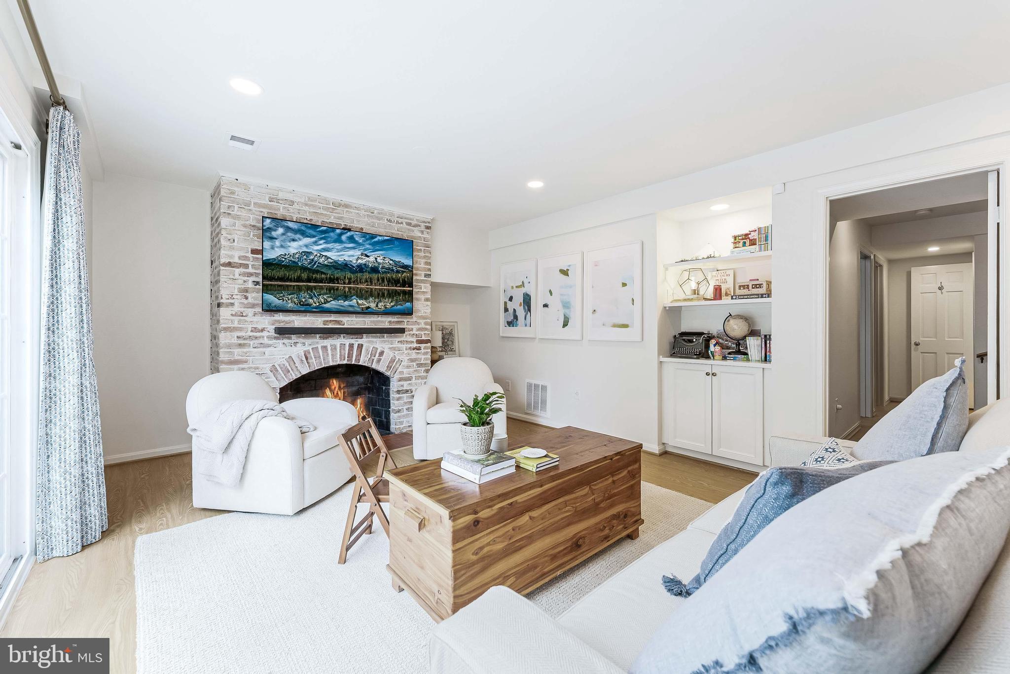 KINGS MANOR - Residential