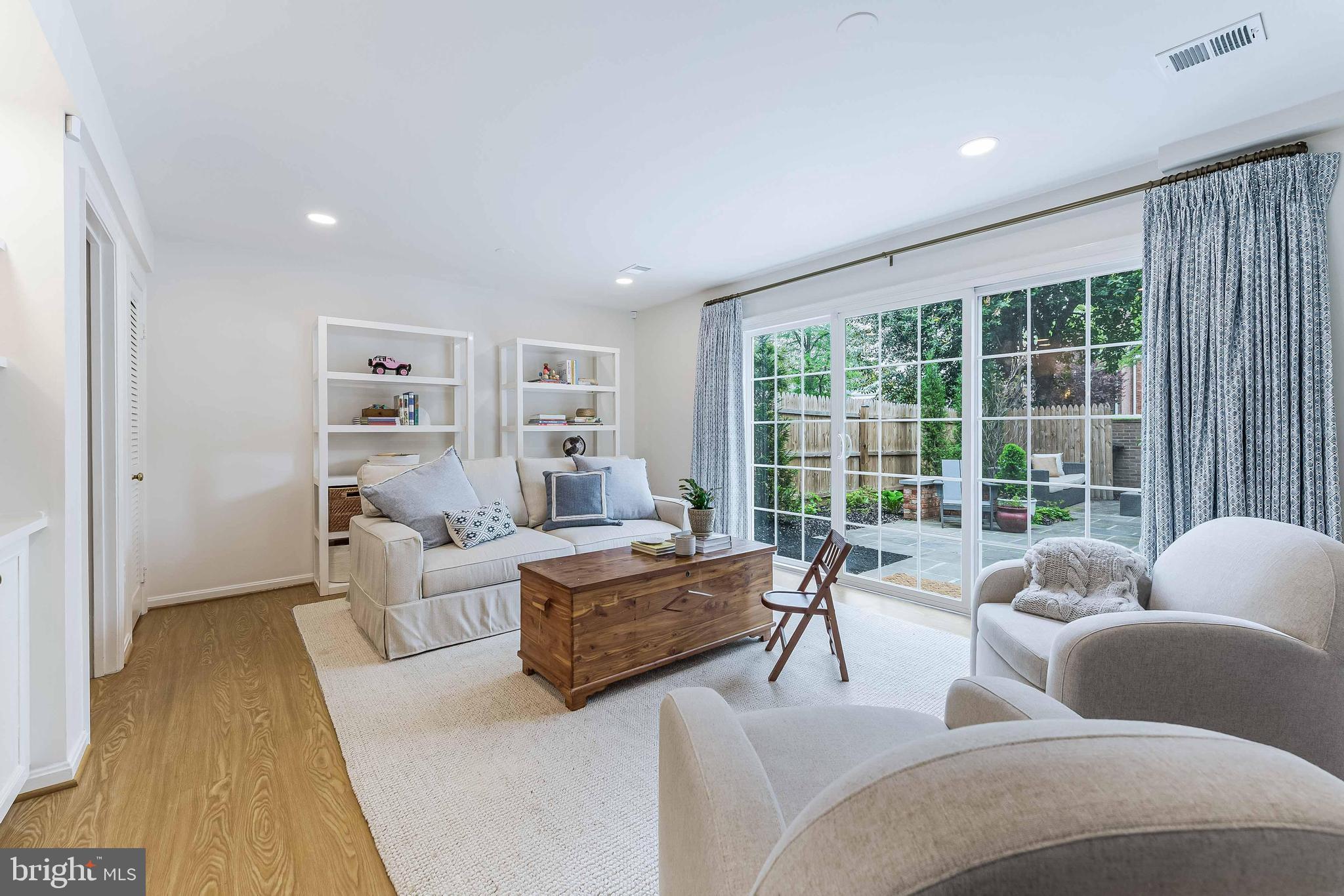 KINGS MANOR - Residential