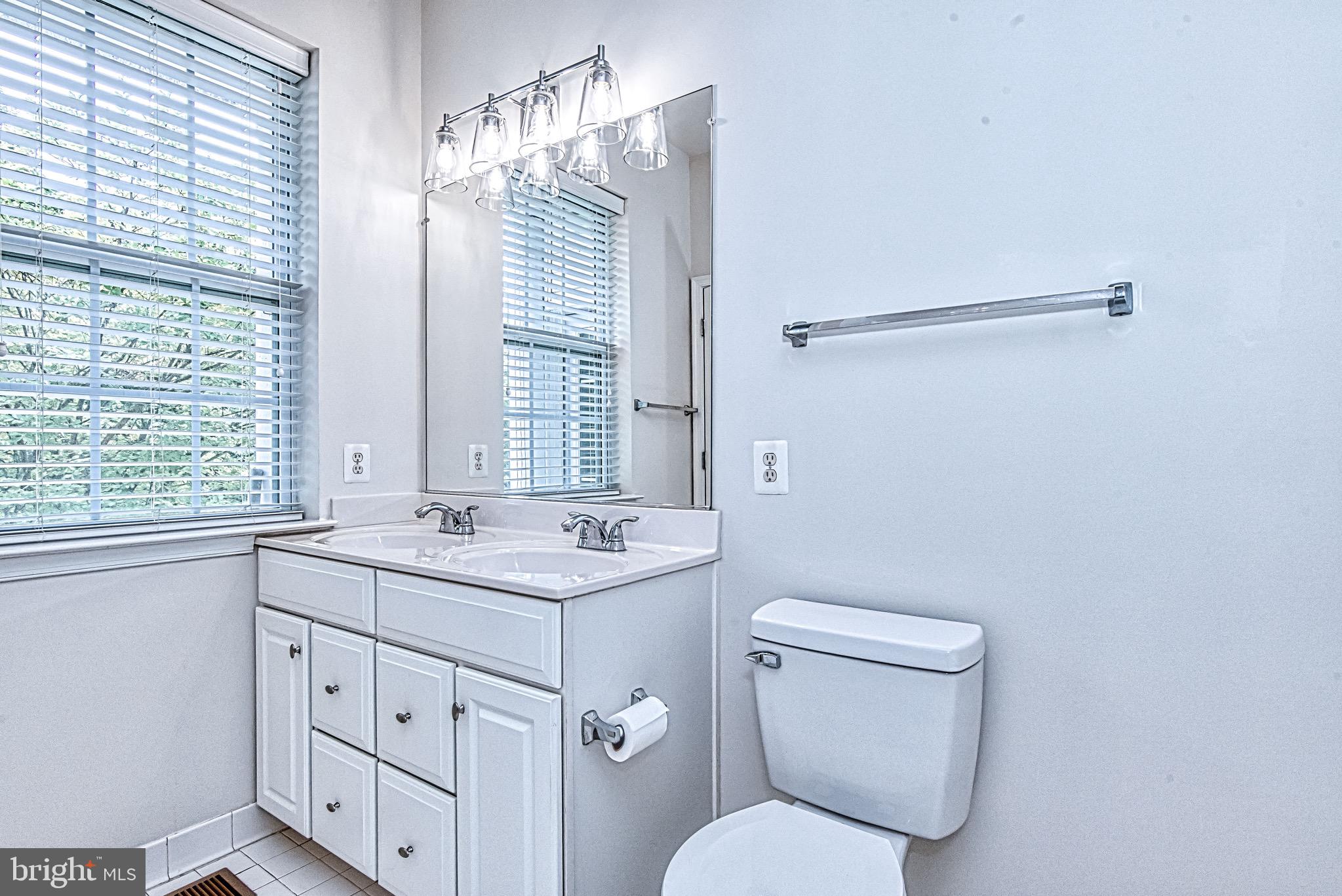 THE COMMONS ON WILLIAM SQUARE - Residential