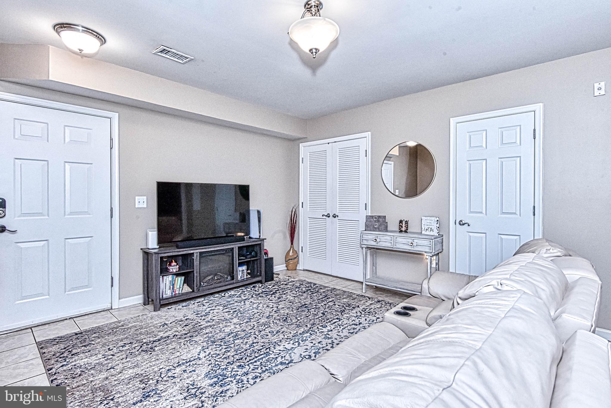 THE COMMONS ON WILLIAM SQUARE - Residential