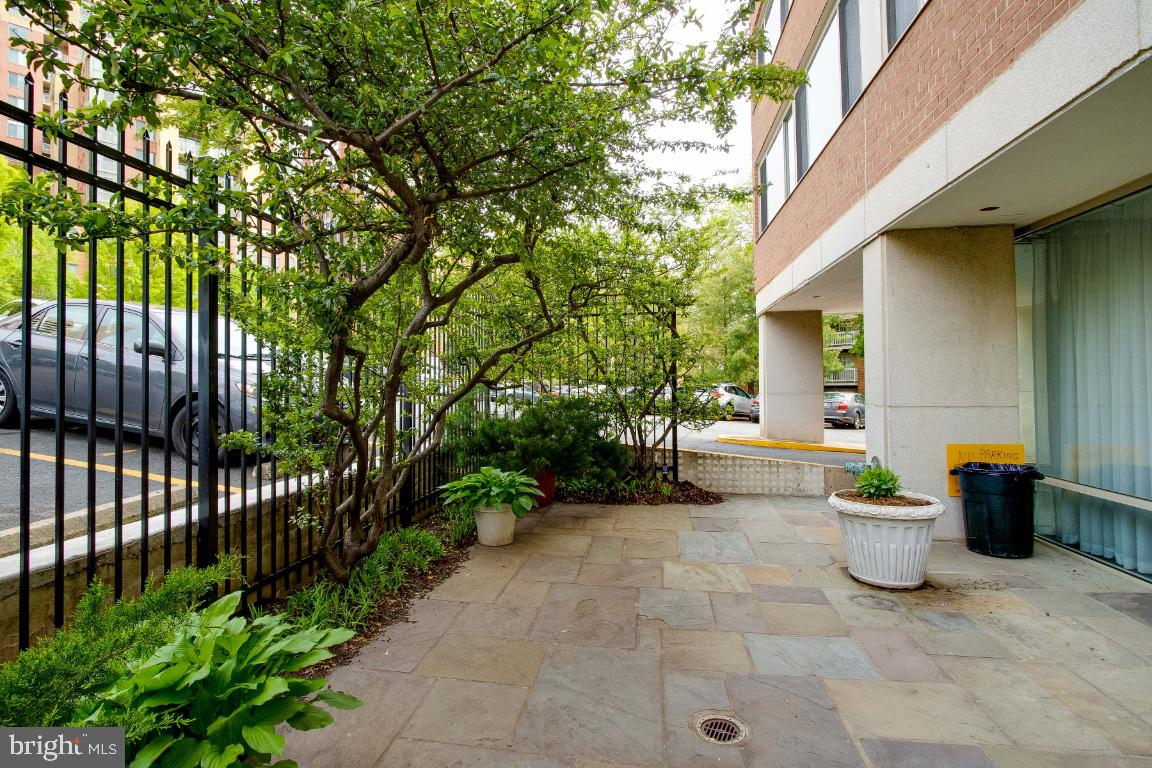 TAFT TOWERS - Residential Lease