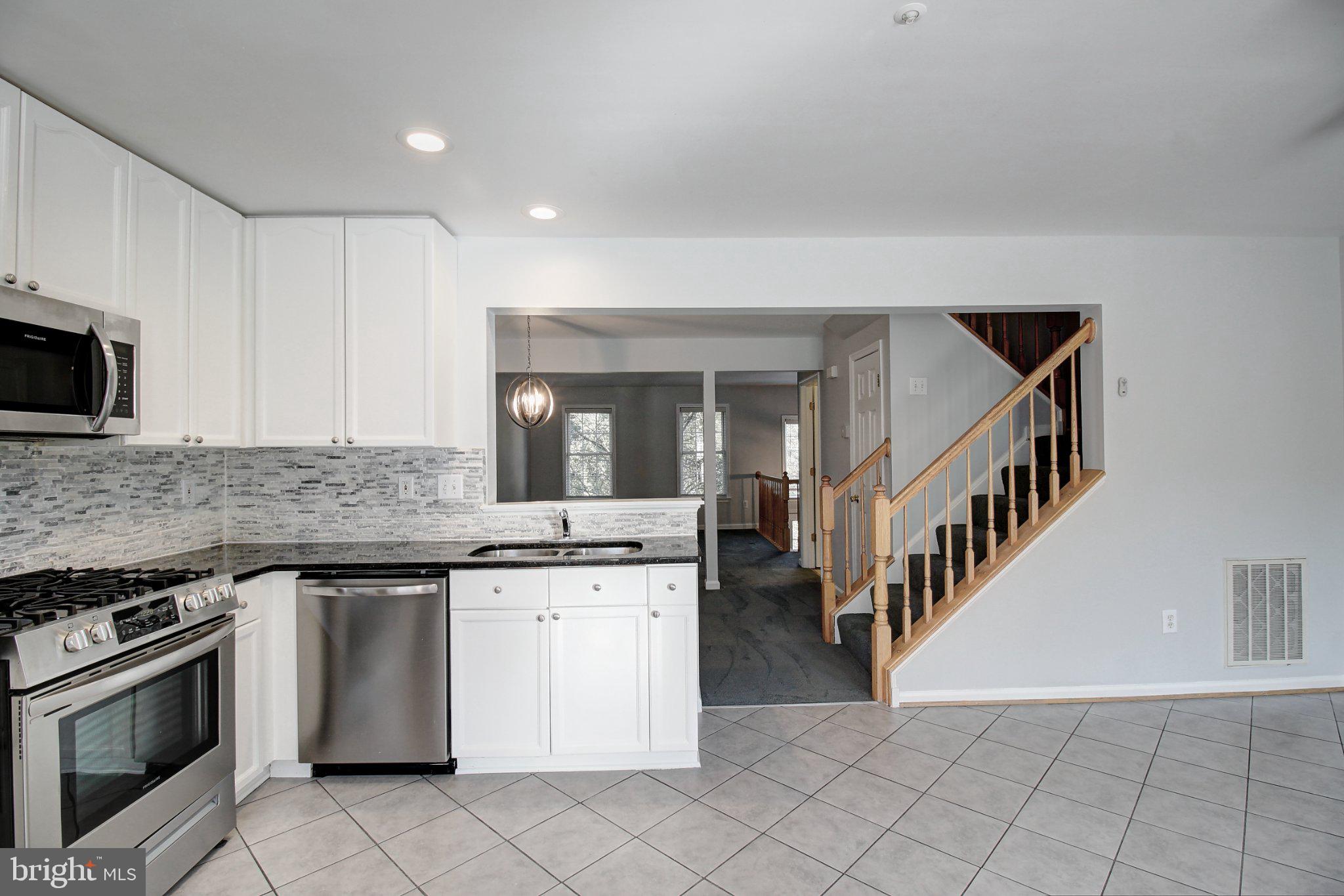 1121 LINDSAY LANE