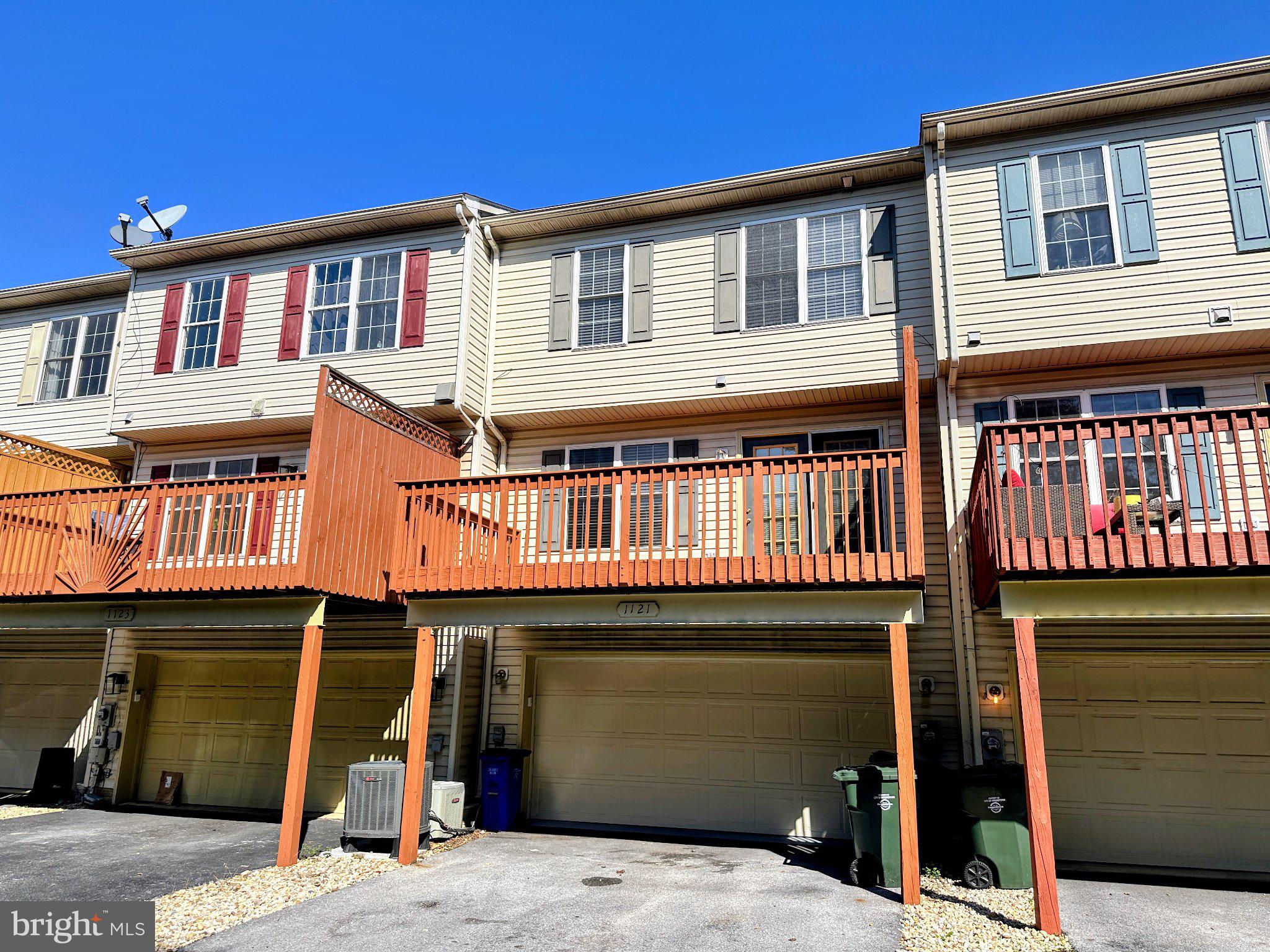 1121 LINDSAY LANE