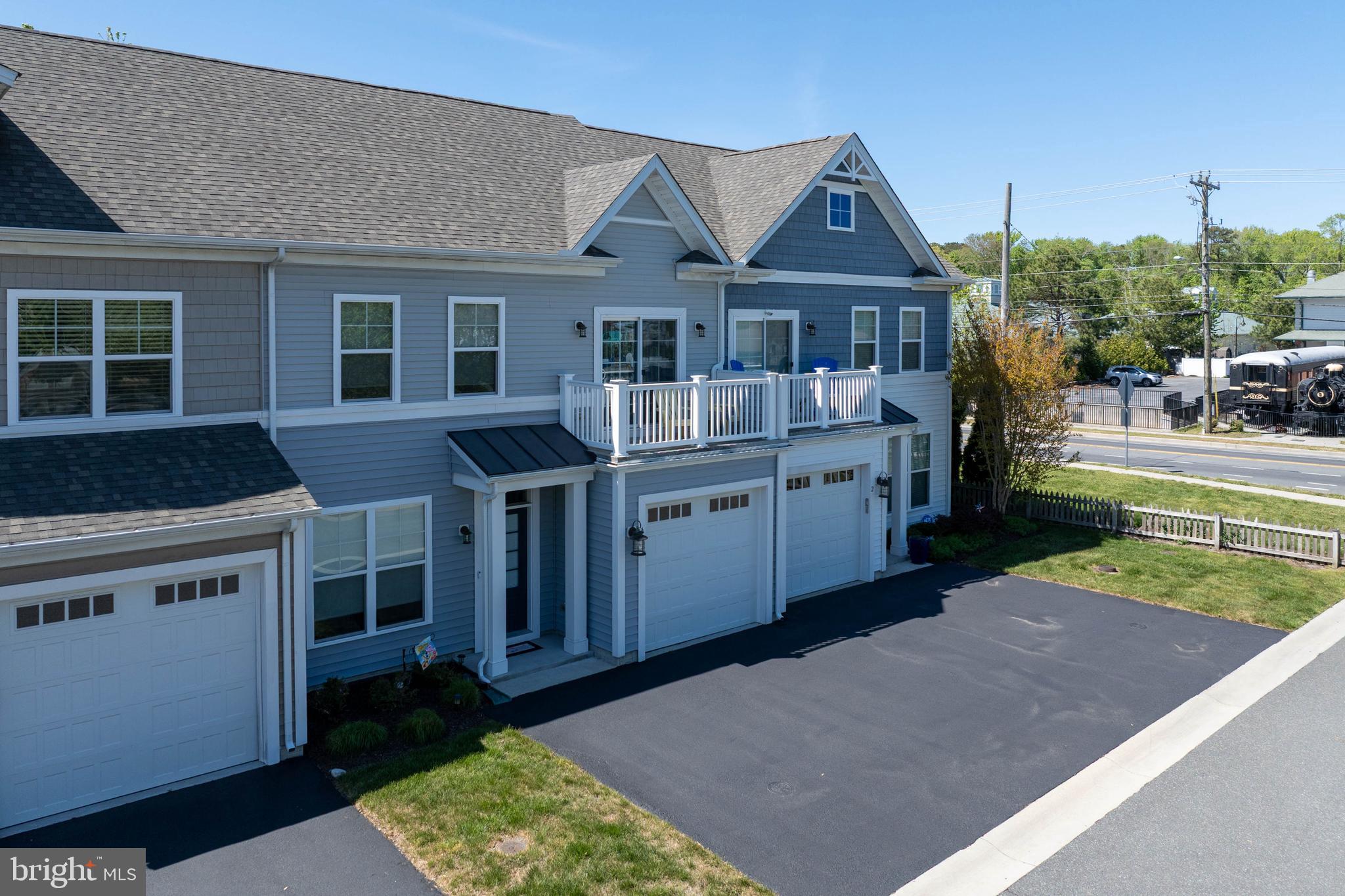 4 BLUEFIN COURT