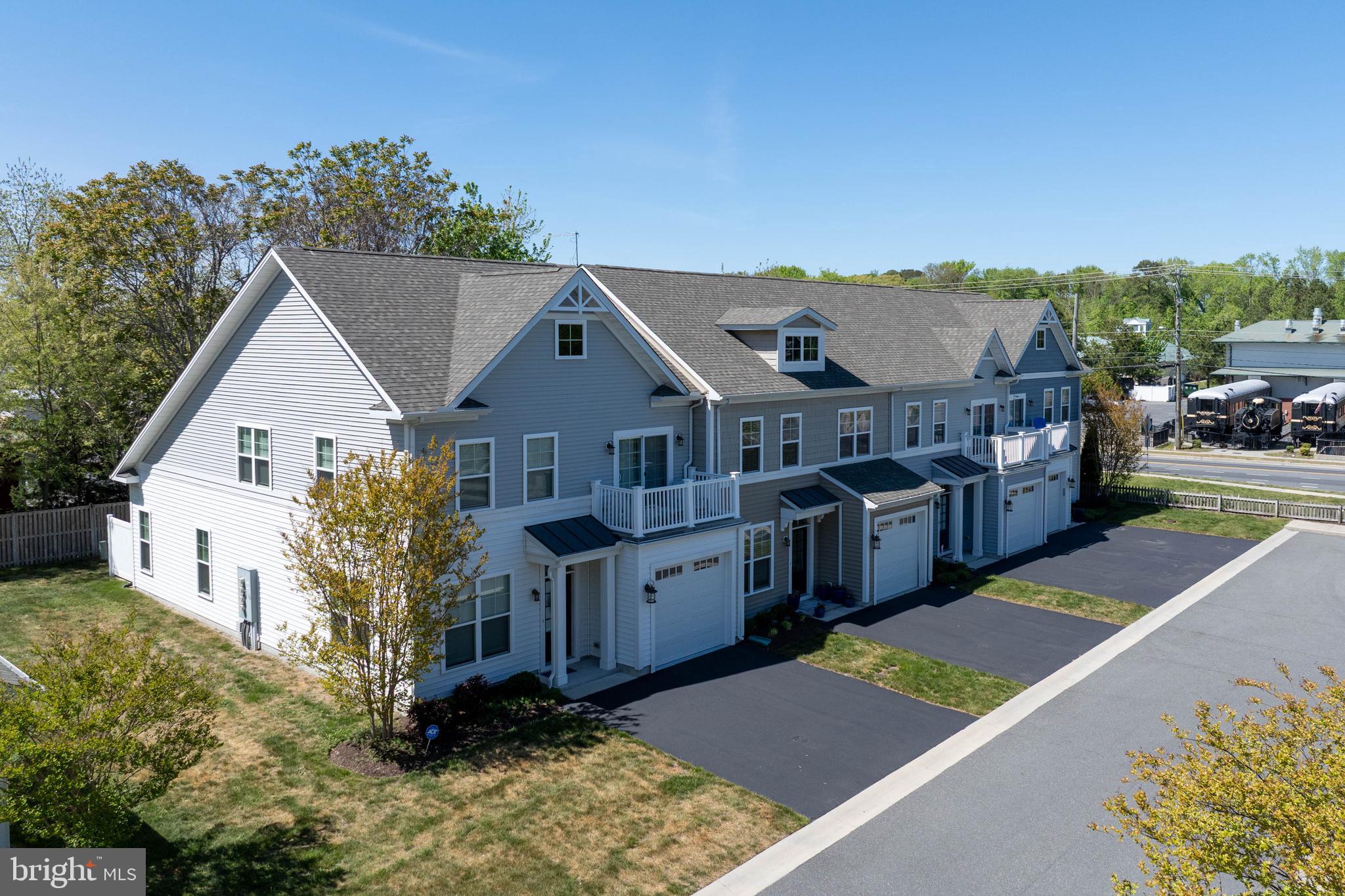 4 BLUEFIN COURT