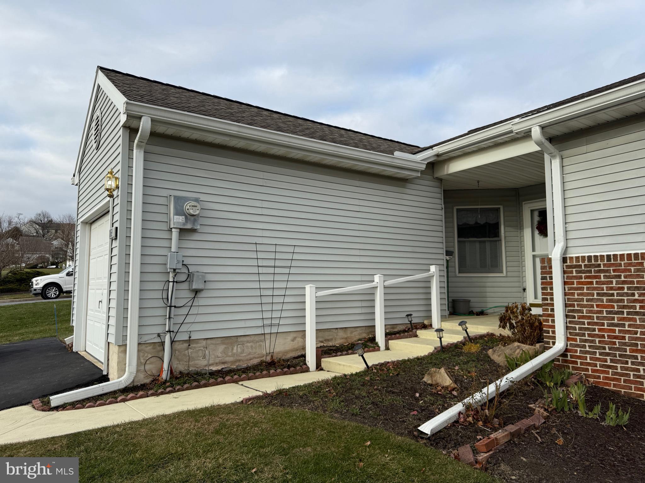 1069 COUNTRY HILL DRIVE