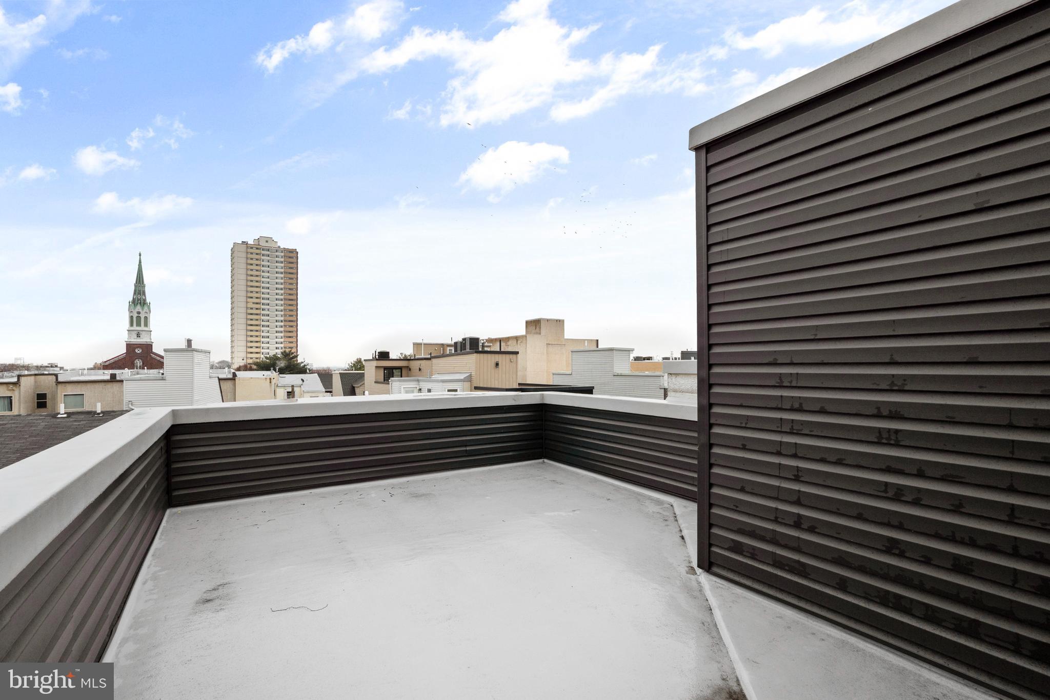 QUEEN VILLAGE - Residential