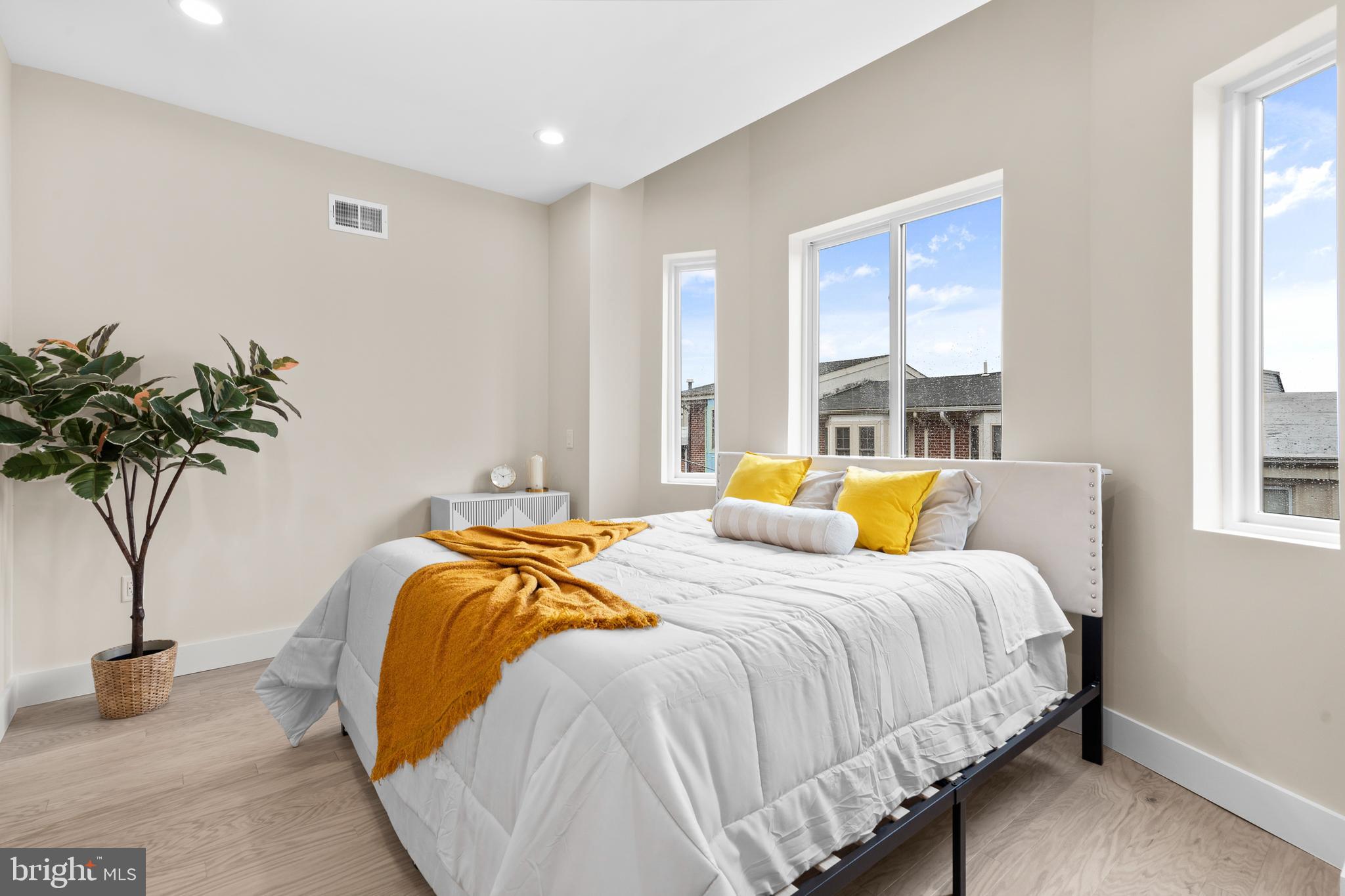 QUEEN VILLAGE - Residential