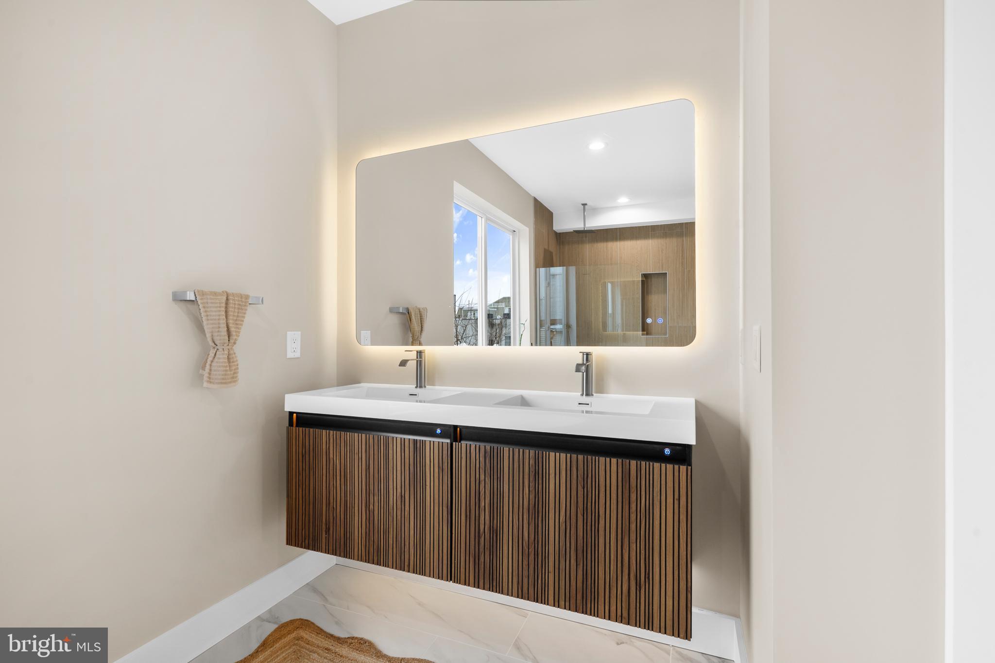 QUEEN VILLAGE - Residential