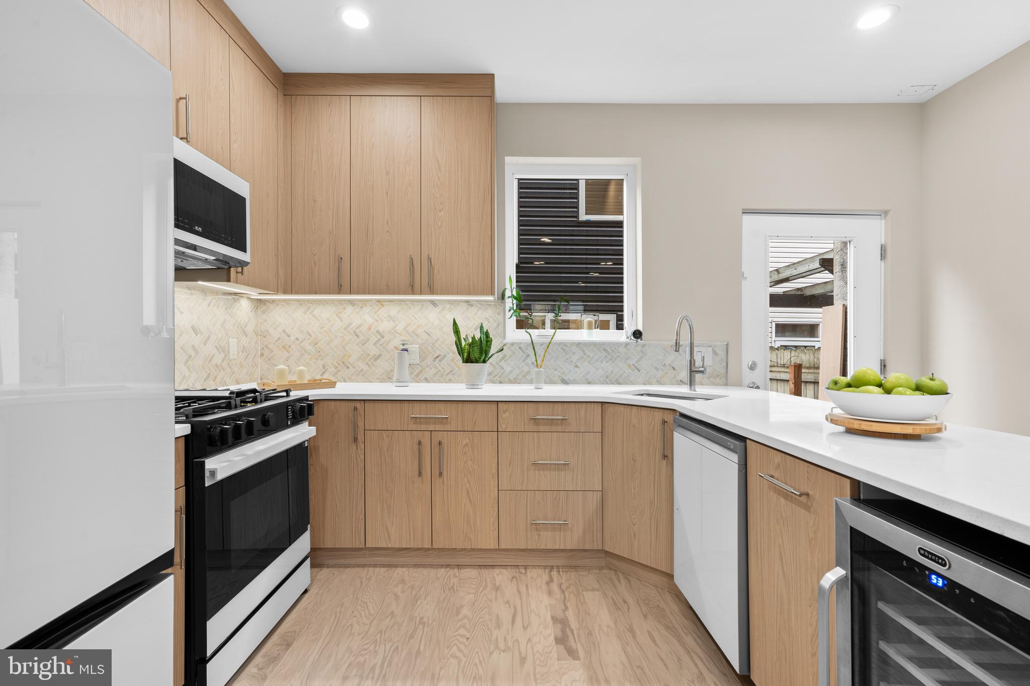 QUEEN VILLAGE - Residential