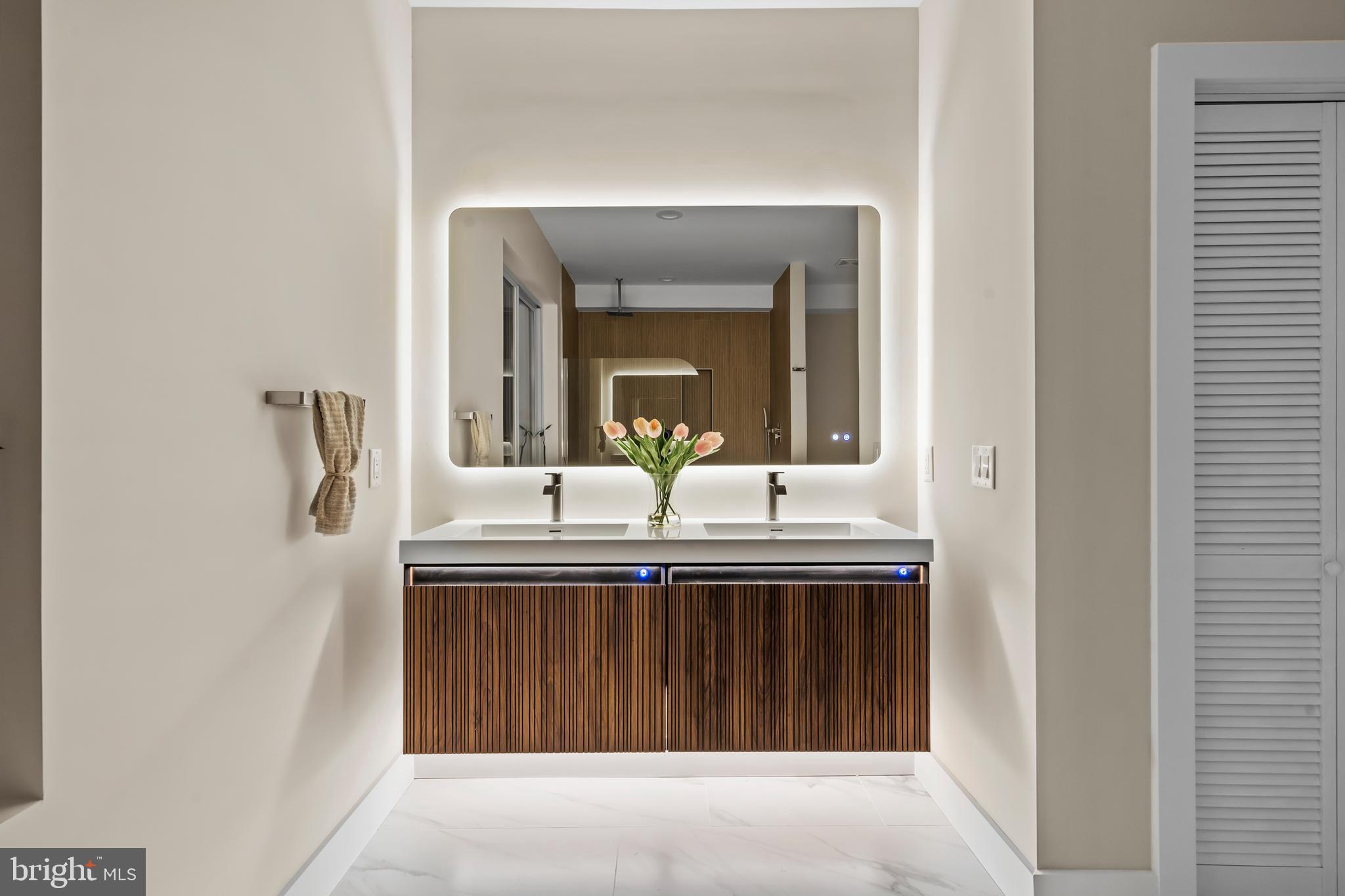 QUEEN VILLAGE - Residential