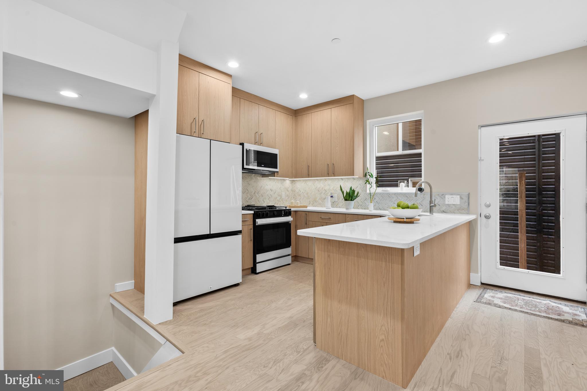 QUEEN VILLAGE - Residential