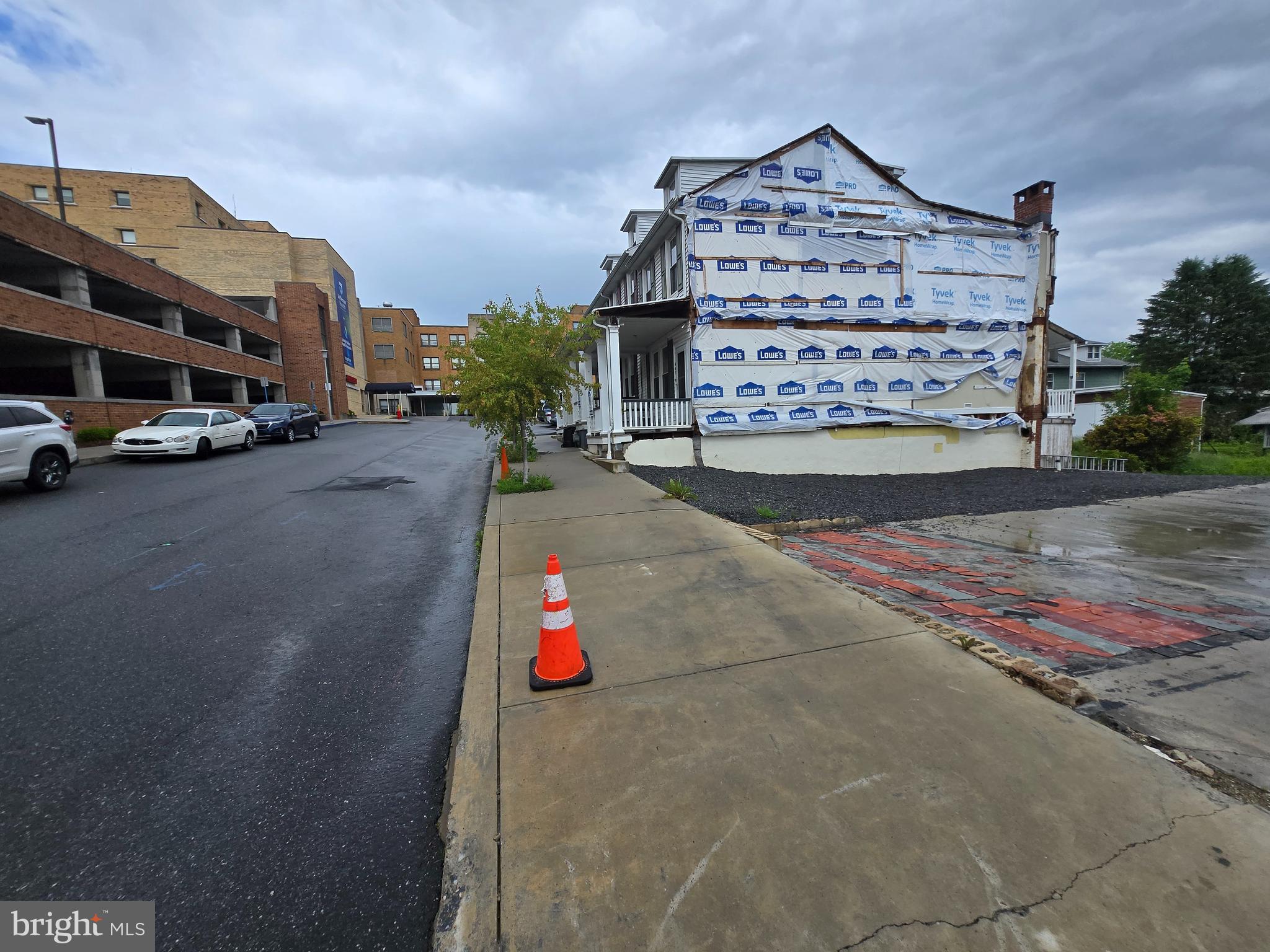 Main image without alt text