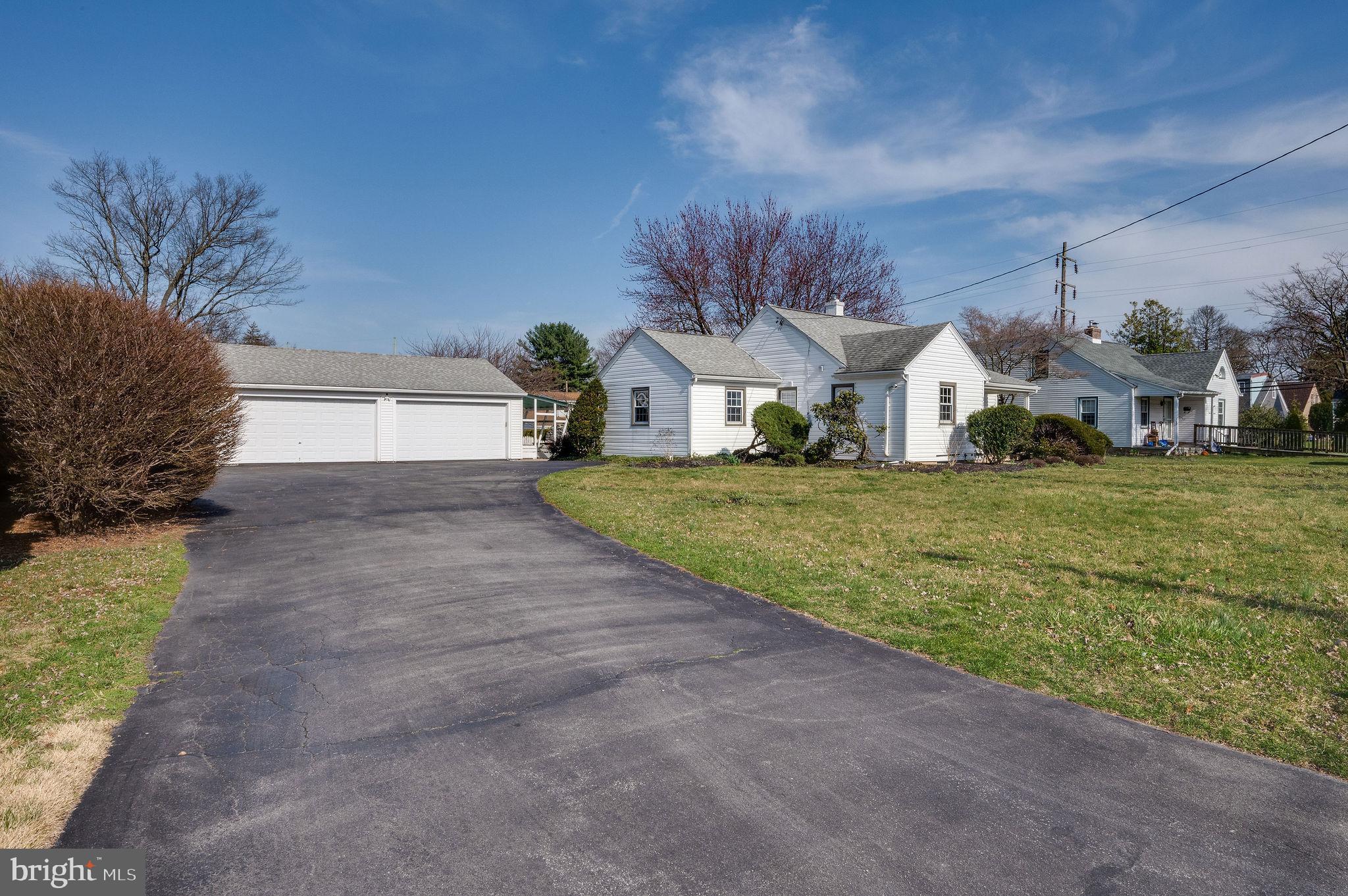 MONTROSE MANOR - Residential