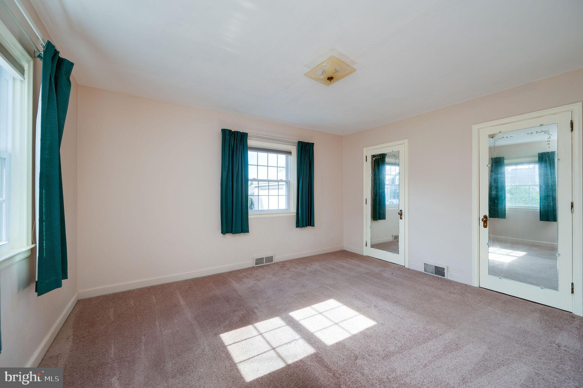 MONTROSE MANOR - Residential
