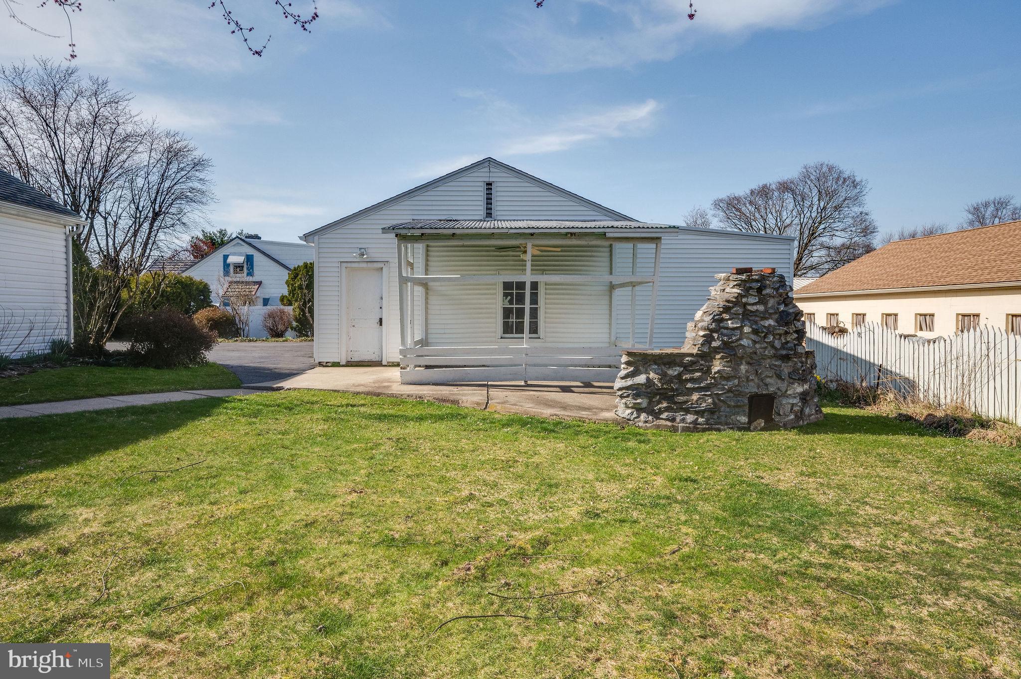 MONTROSE MANOR - Residential