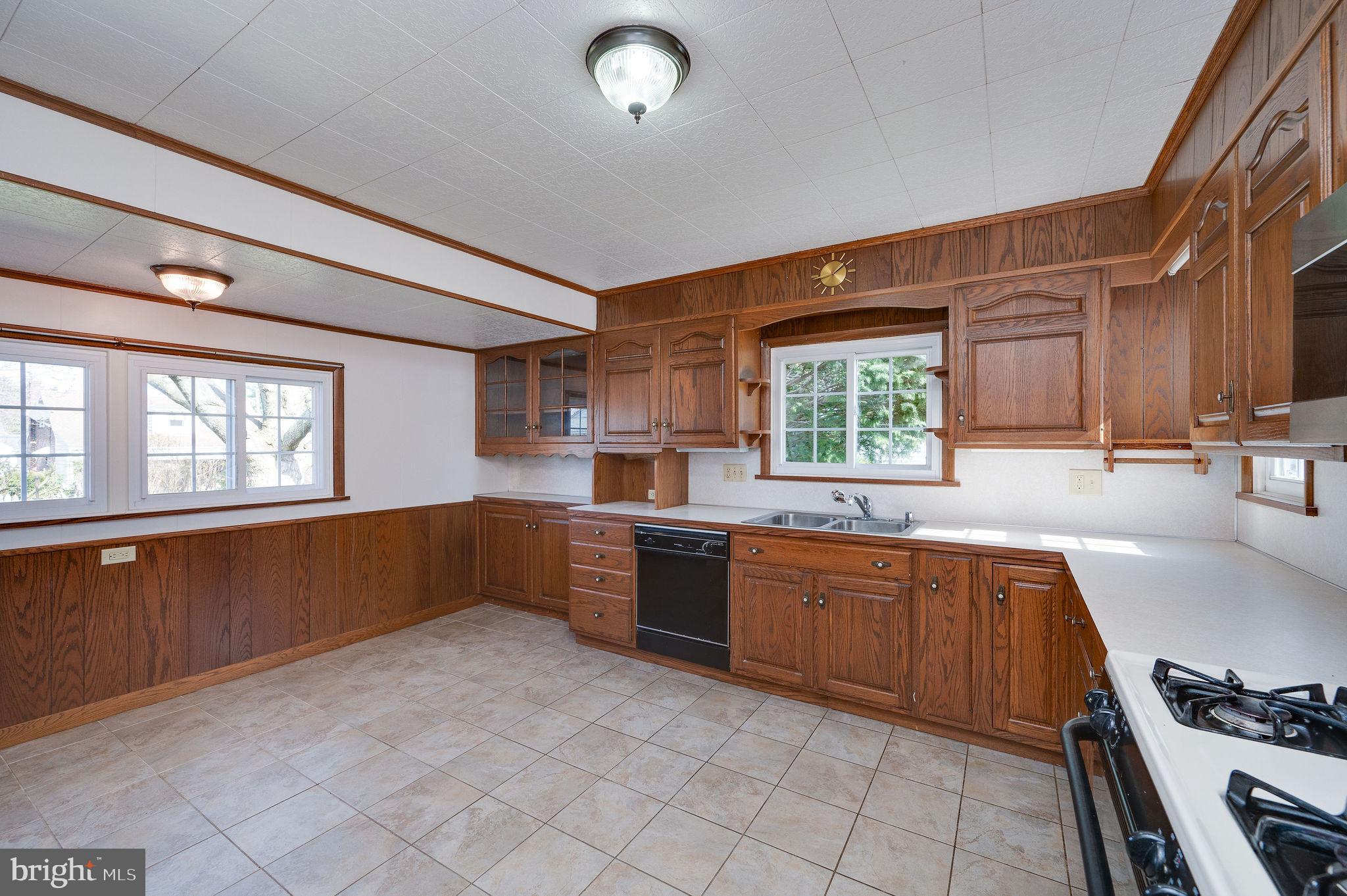 MONTROSE MANOR - Residential